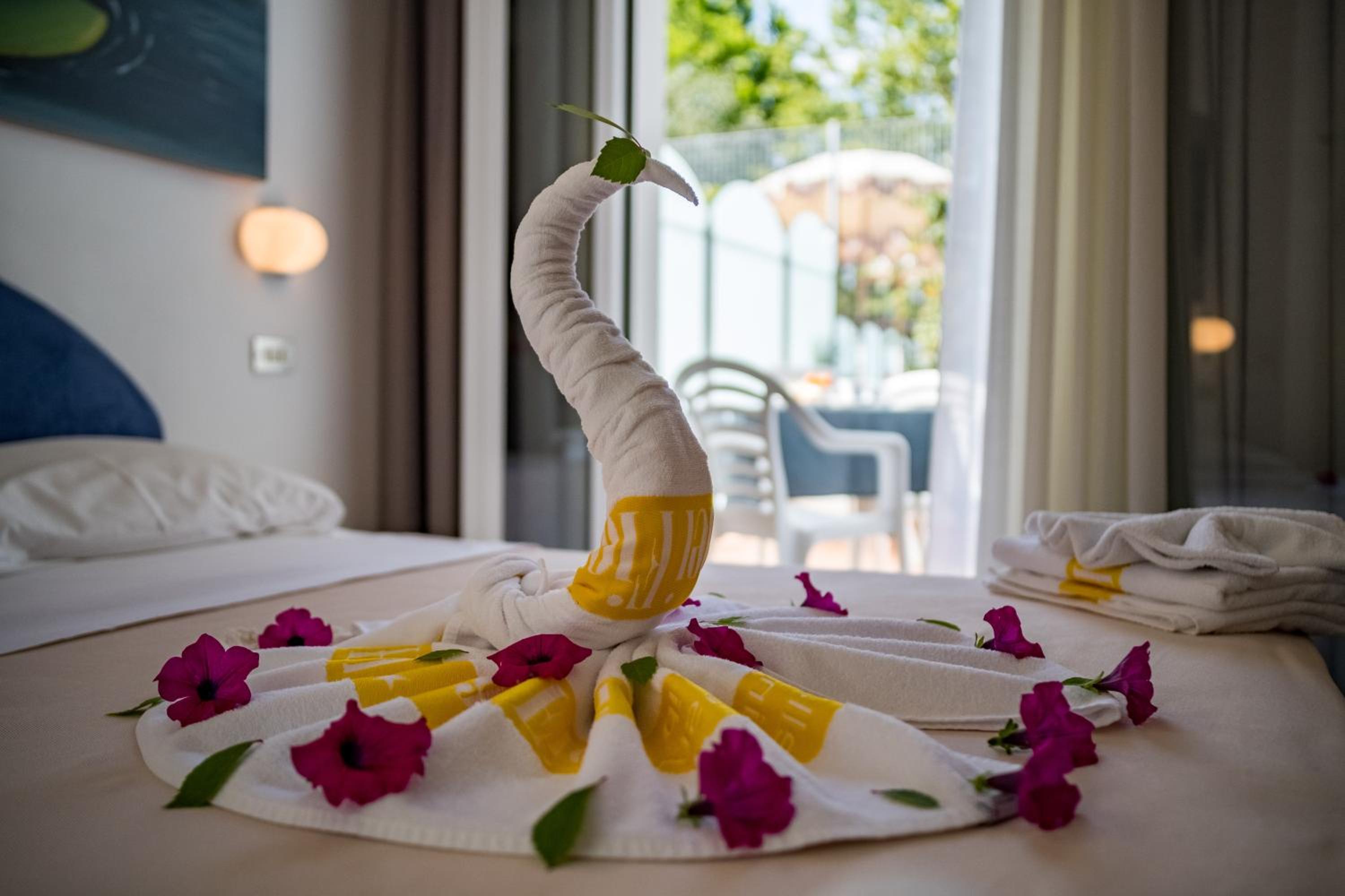 Double Room with Balcony - Photo 9
