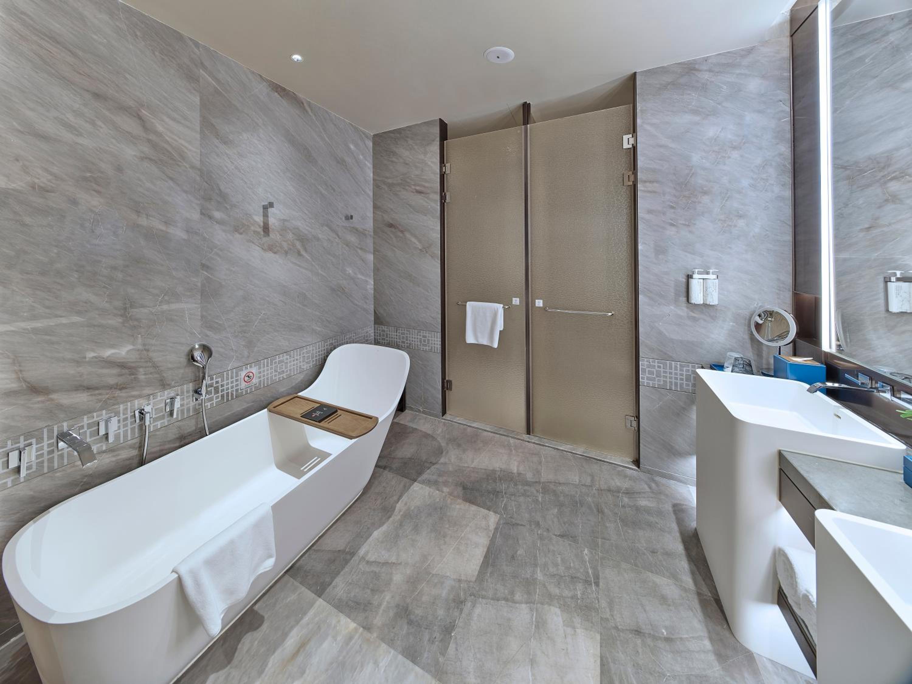 One-Bedroom King Suite with Balcony and River View - Photo 2