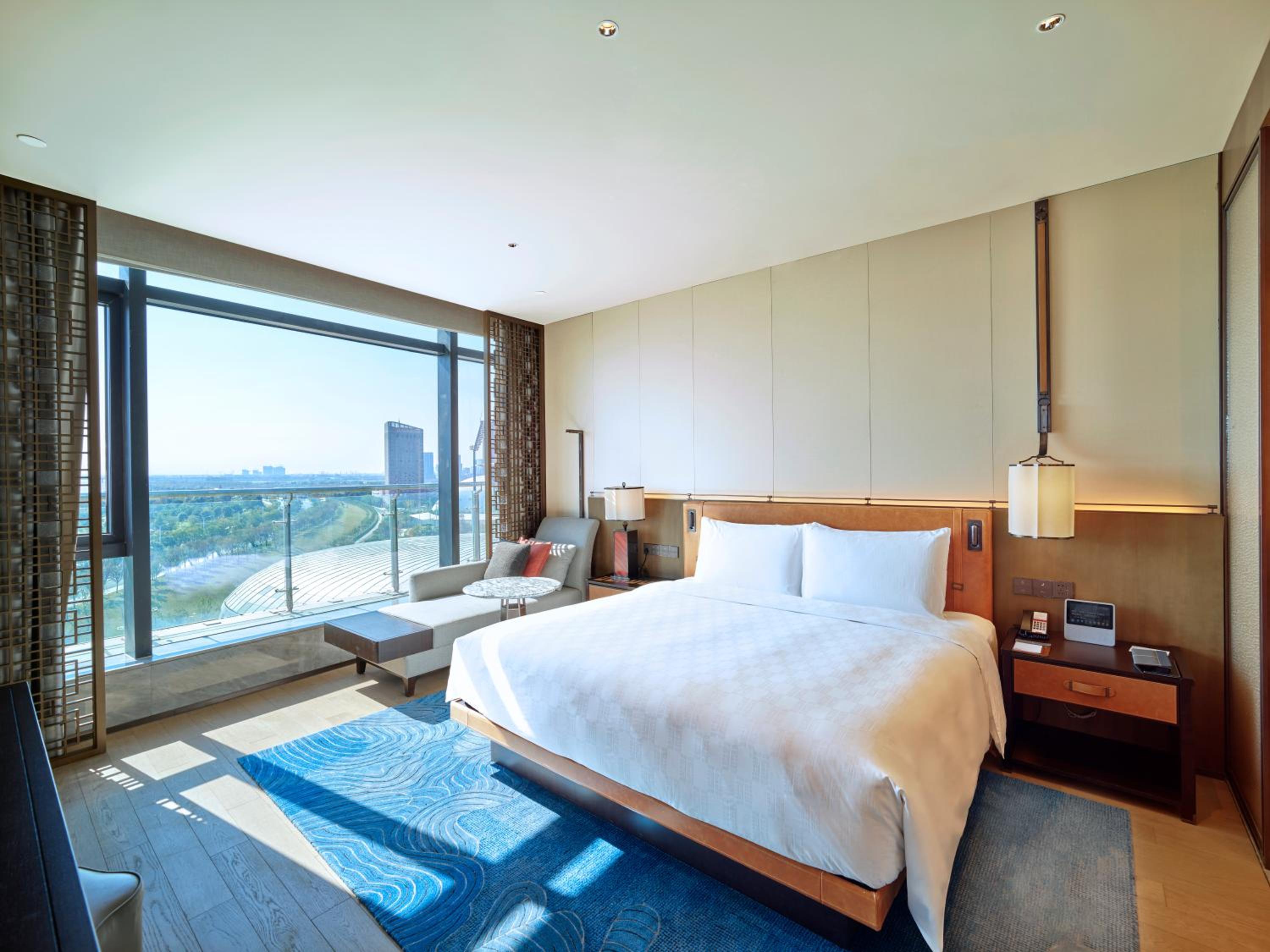 One-Bedroom King Suite with Balcony and River View - Photo 3