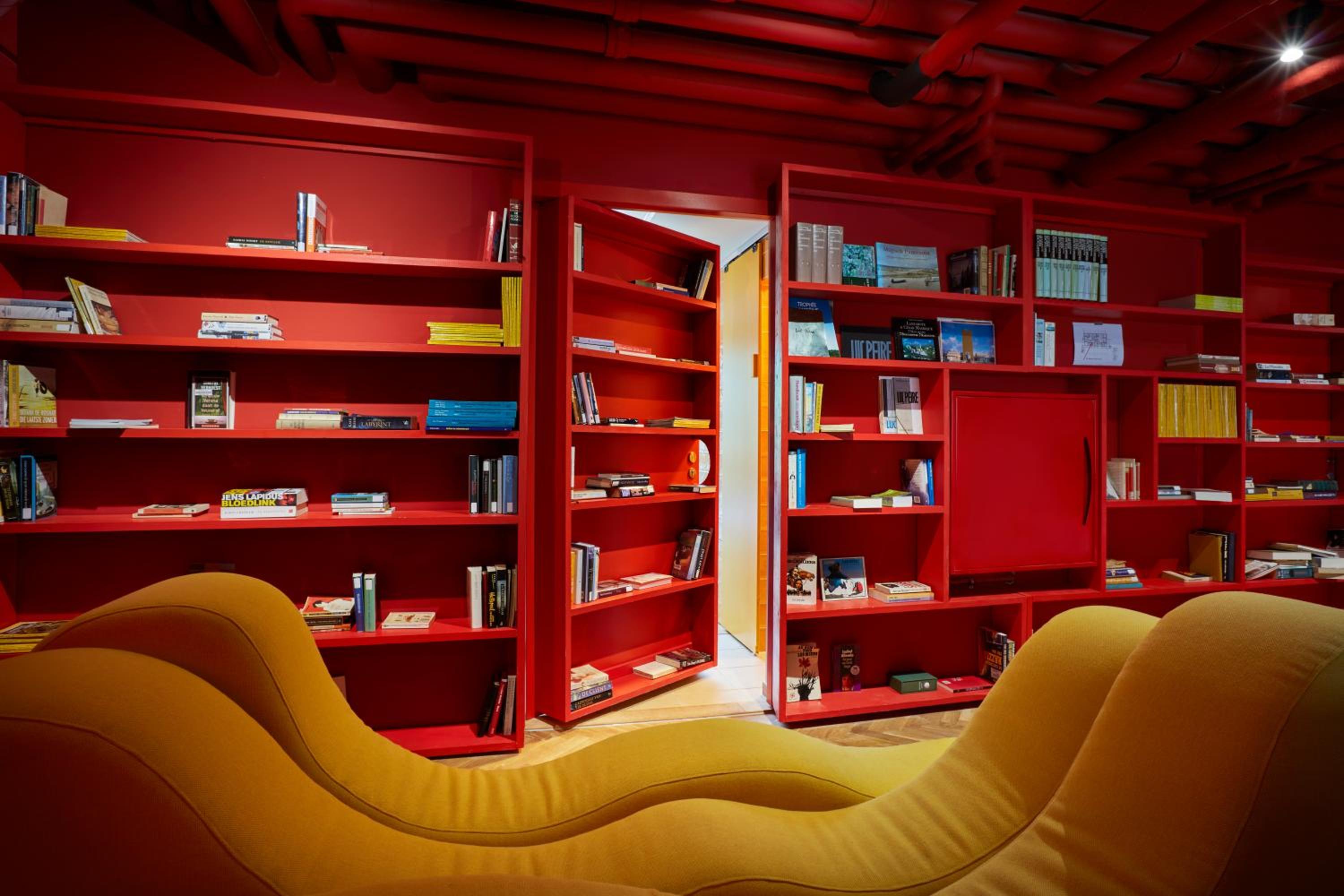 Secret Book Case - Photo 4