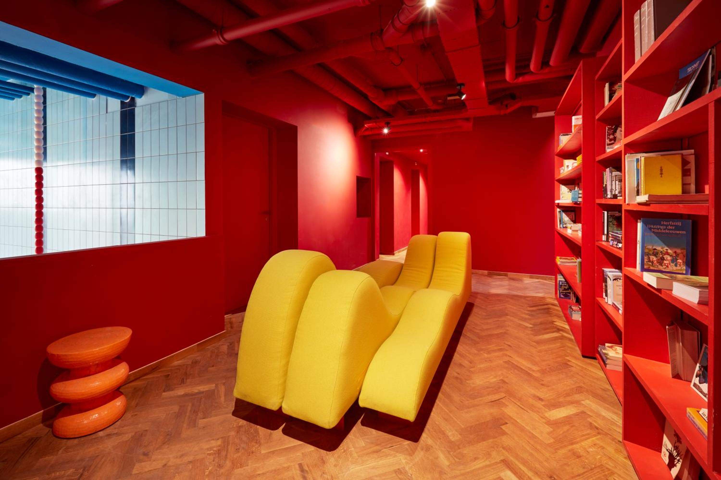 Red Canvas Room Medium - Photo 4