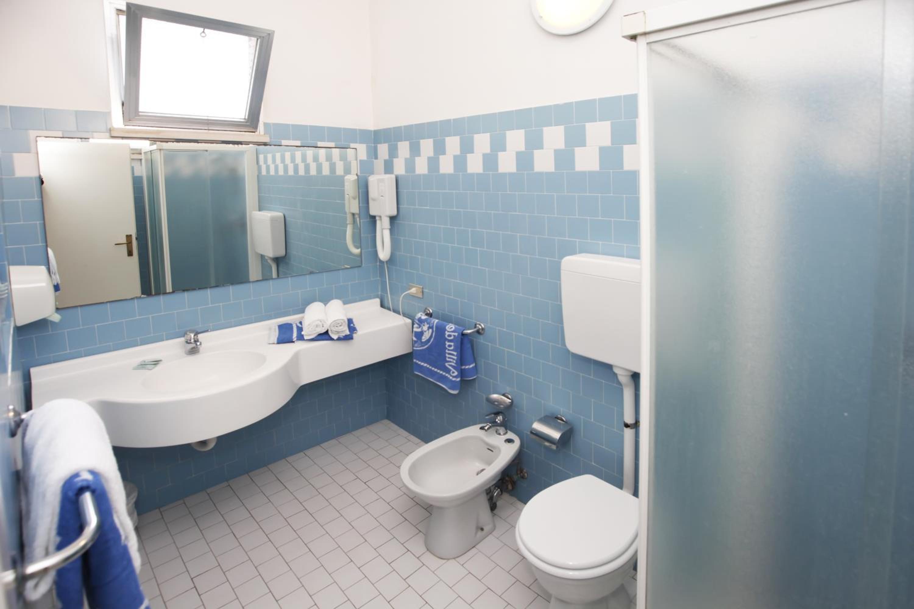 Double Room with Balcony - Photo 7