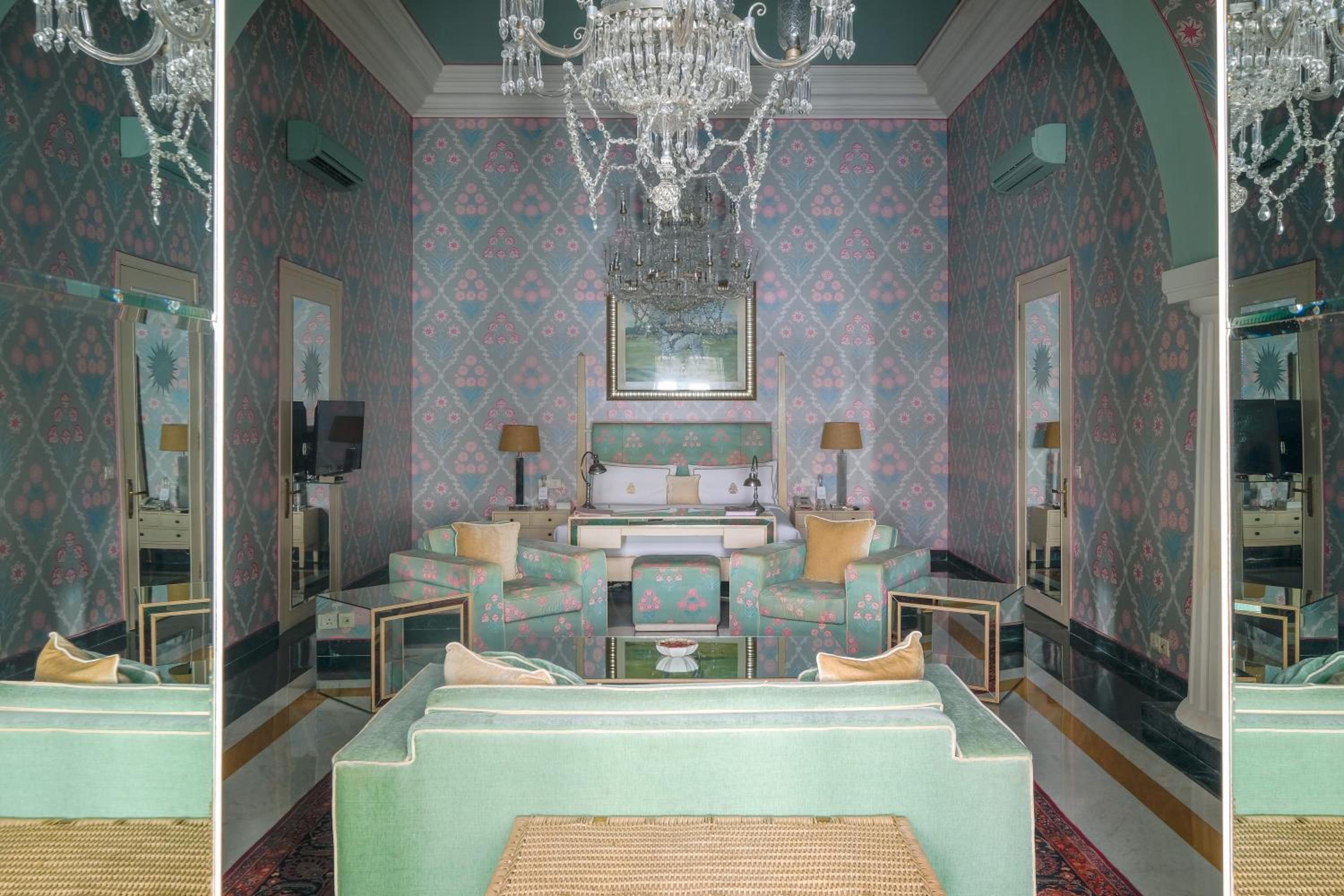 Palace Room photo 2