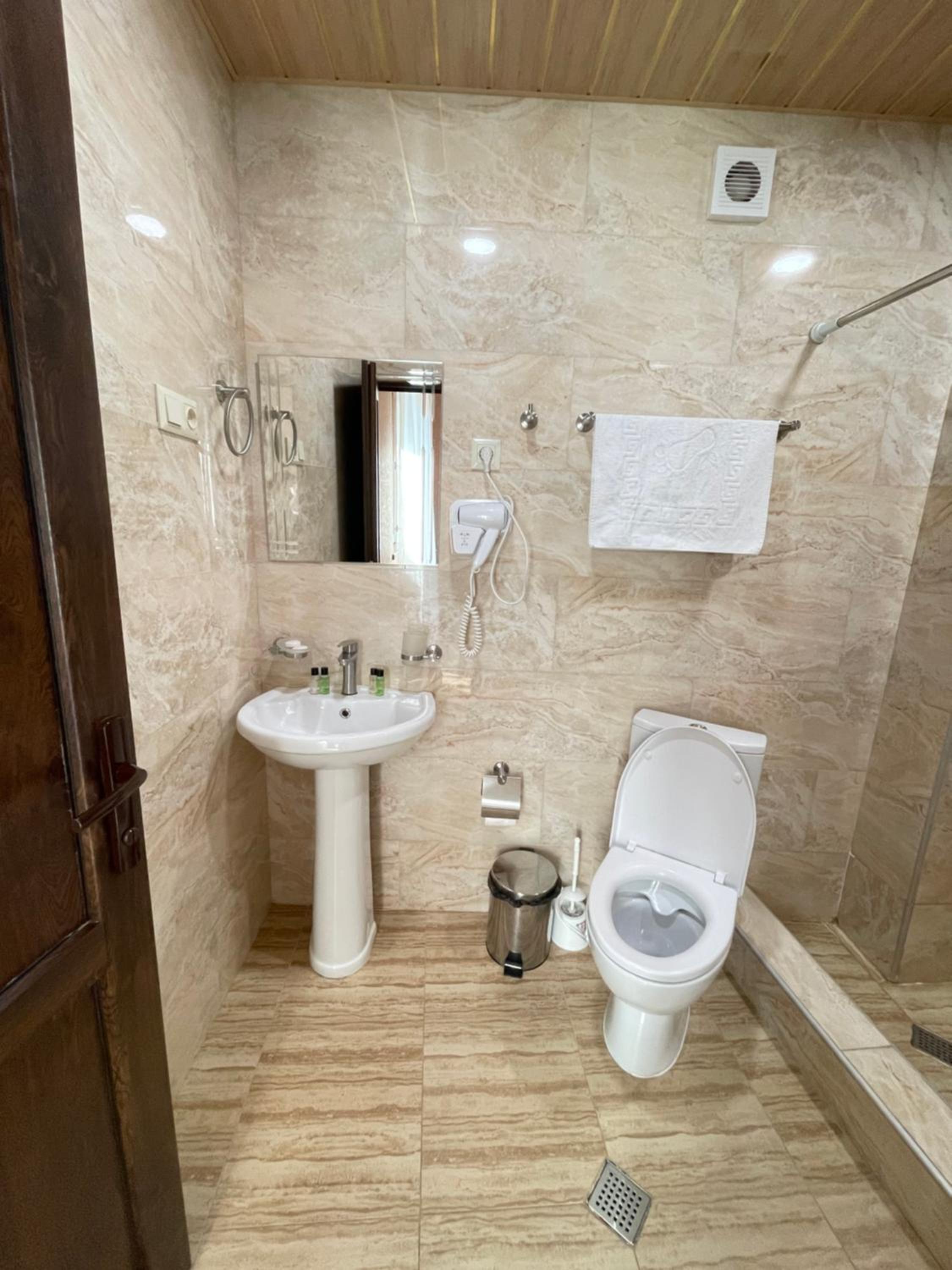 Standard Double or Twin Room - Photo 4