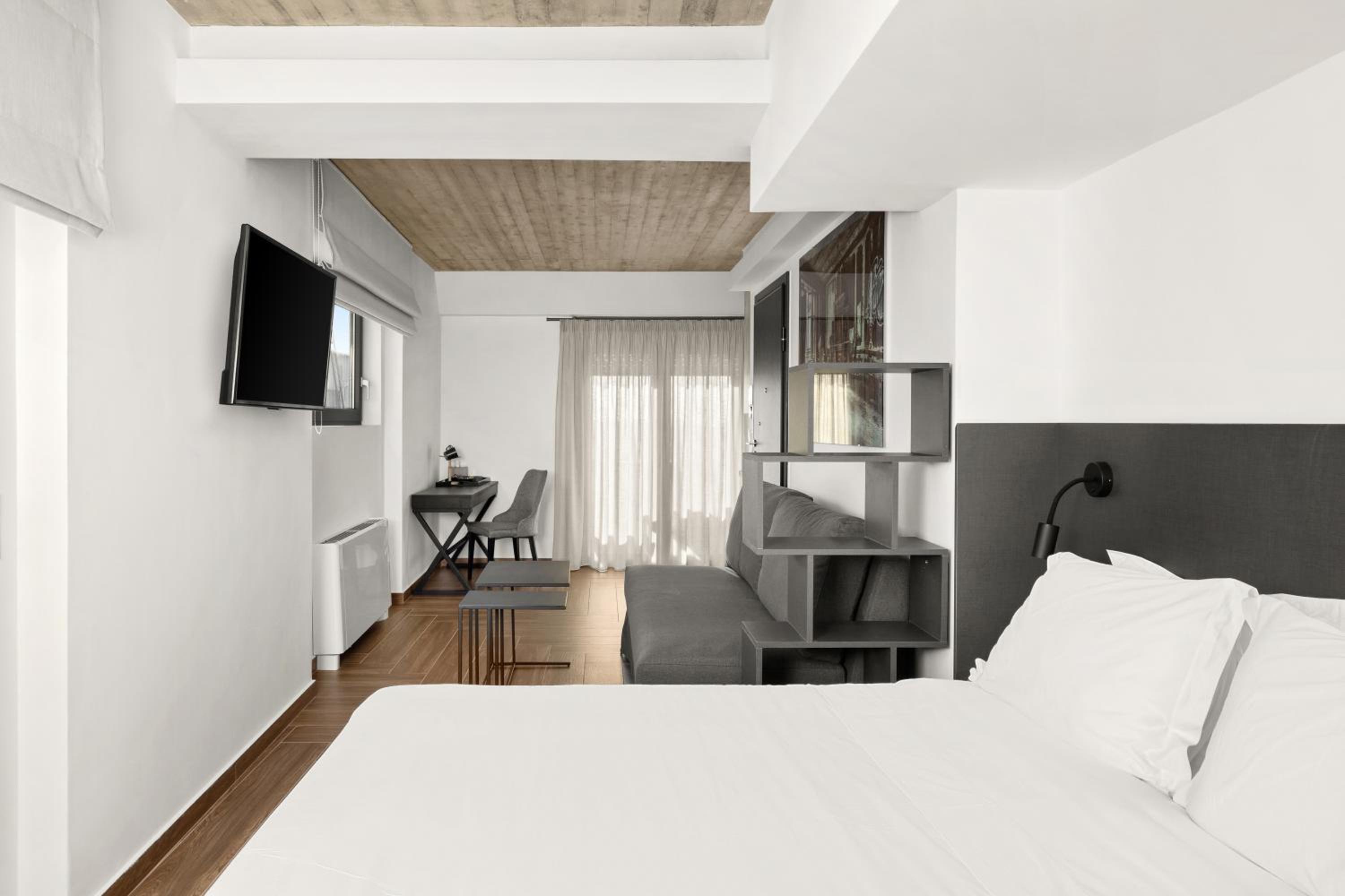 Deluxe Double Room with Balcony photo 3