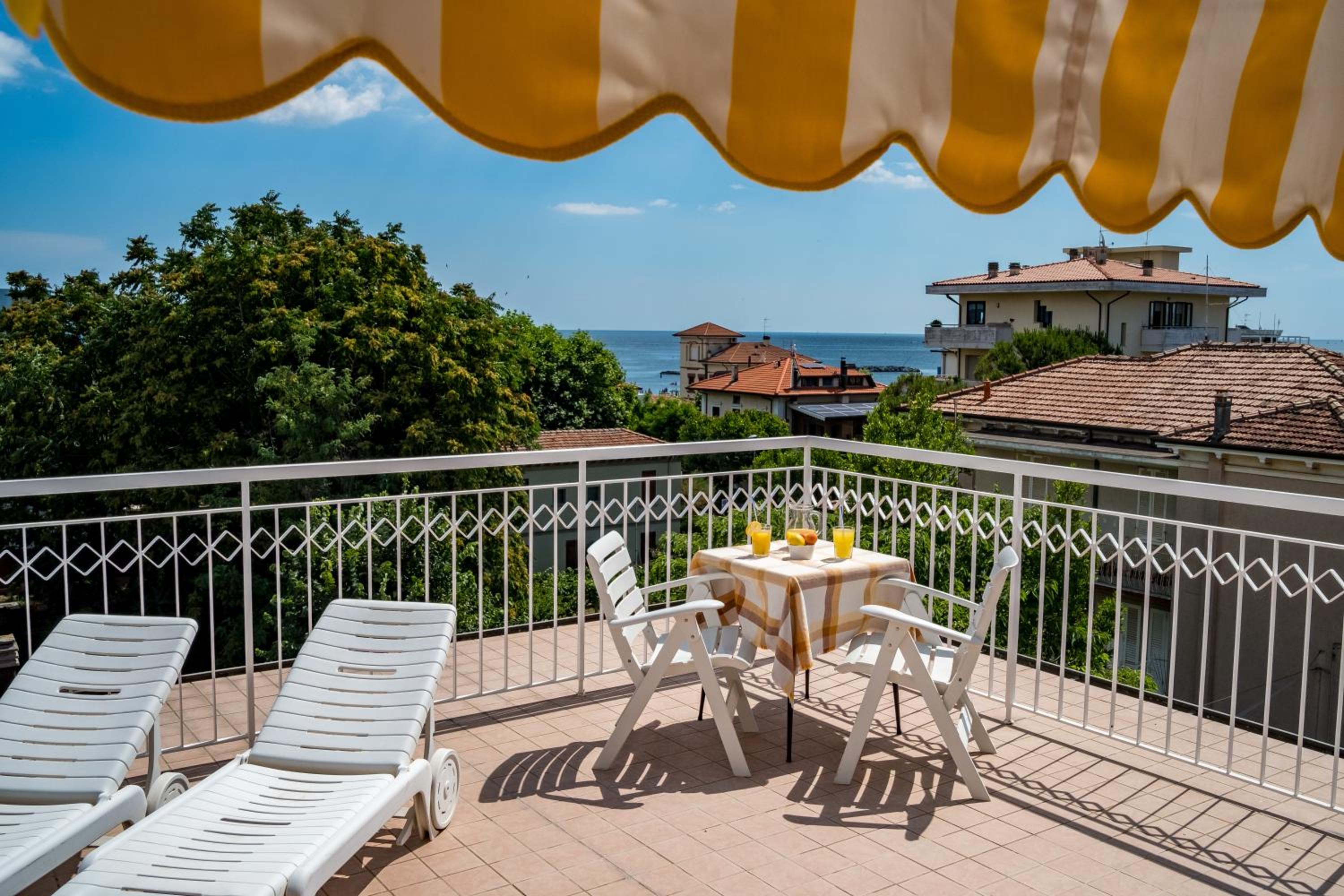 Double Room with Balcony - Photo 5