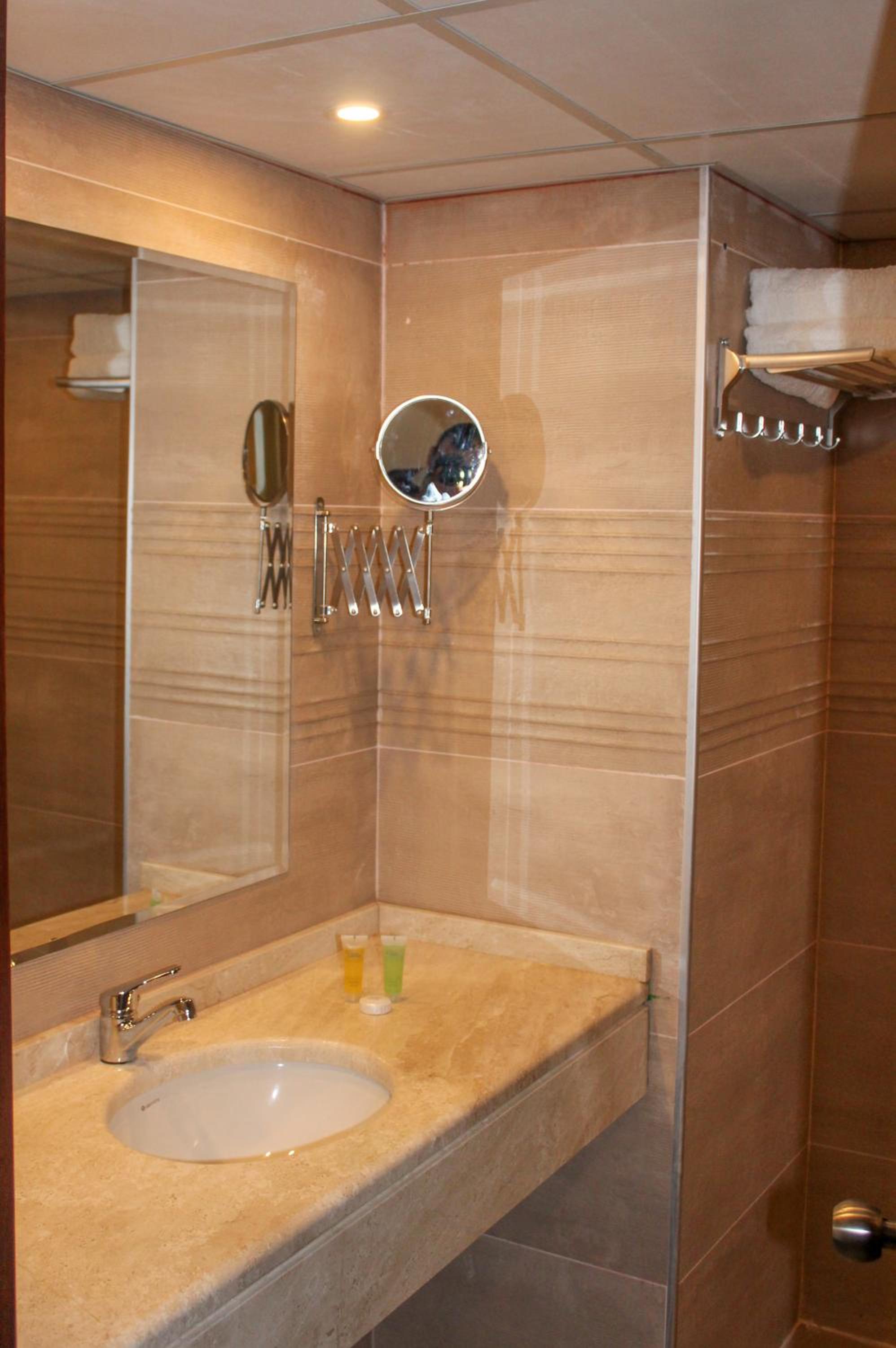 Superior Double or Twin Room - Photo 16