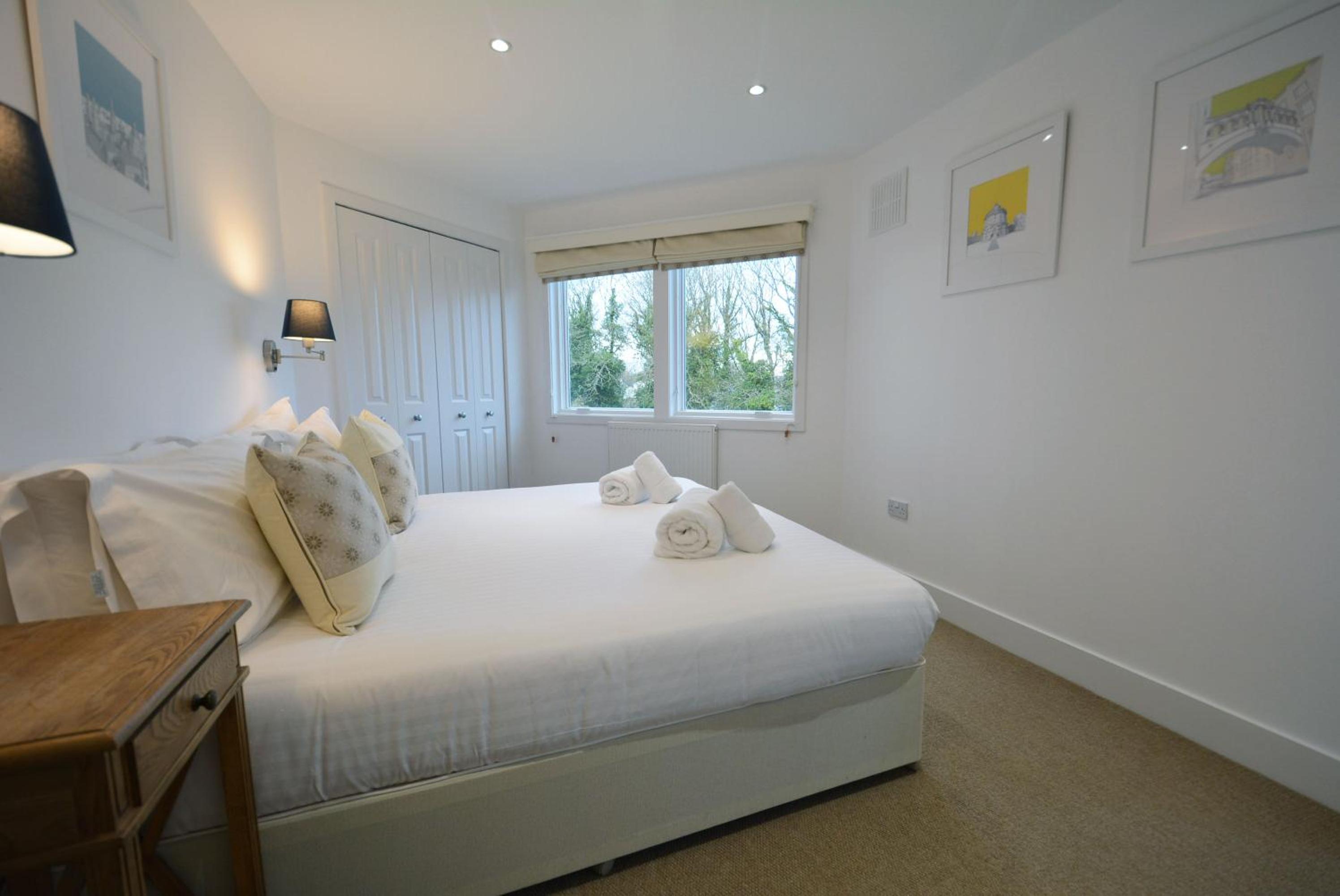 Three-Bedroom House photo 3