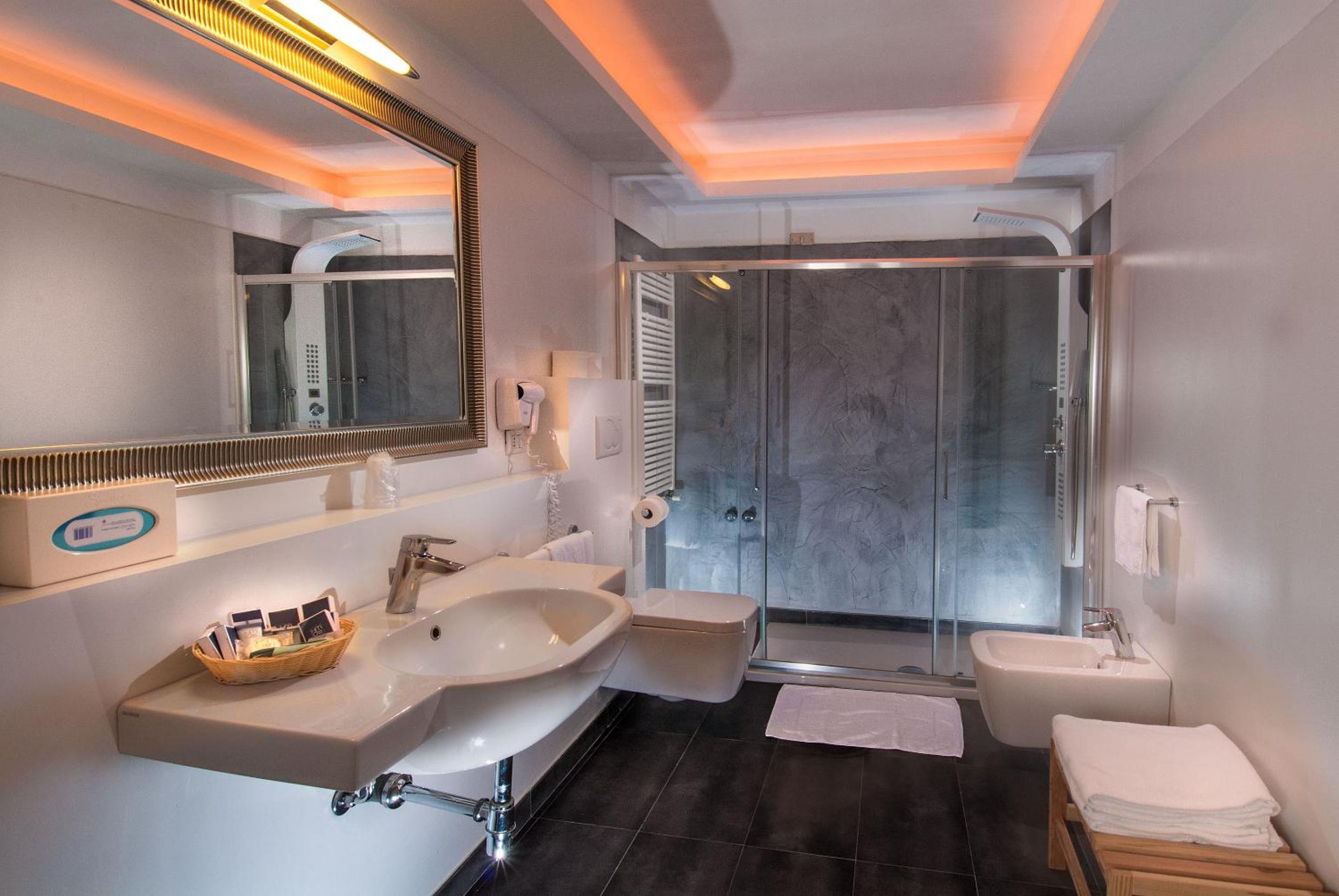 Deluxe Suite - Photo 2