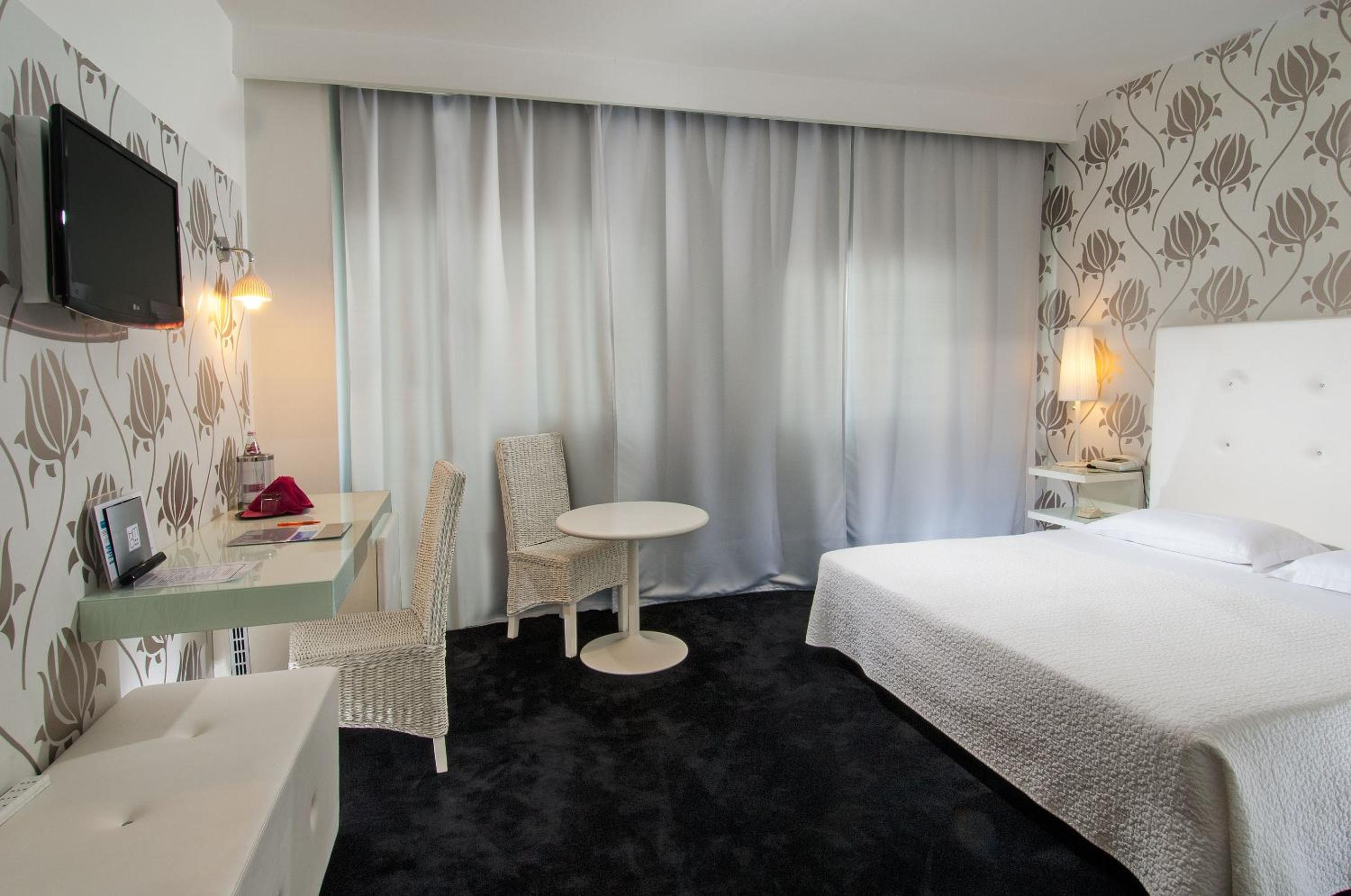 Double Room with Street View - Photo 4