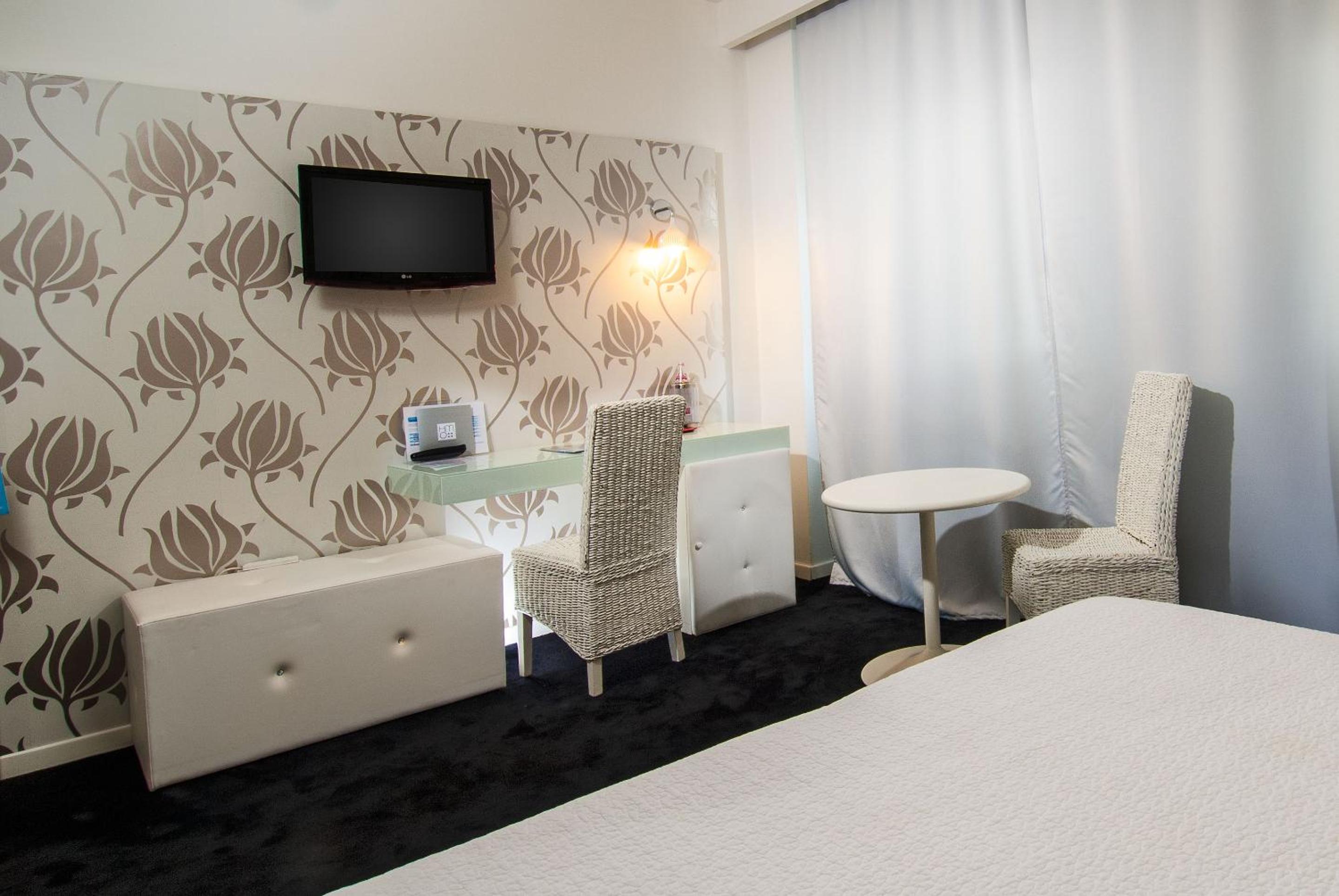 Double Room with Street View - Photo 3