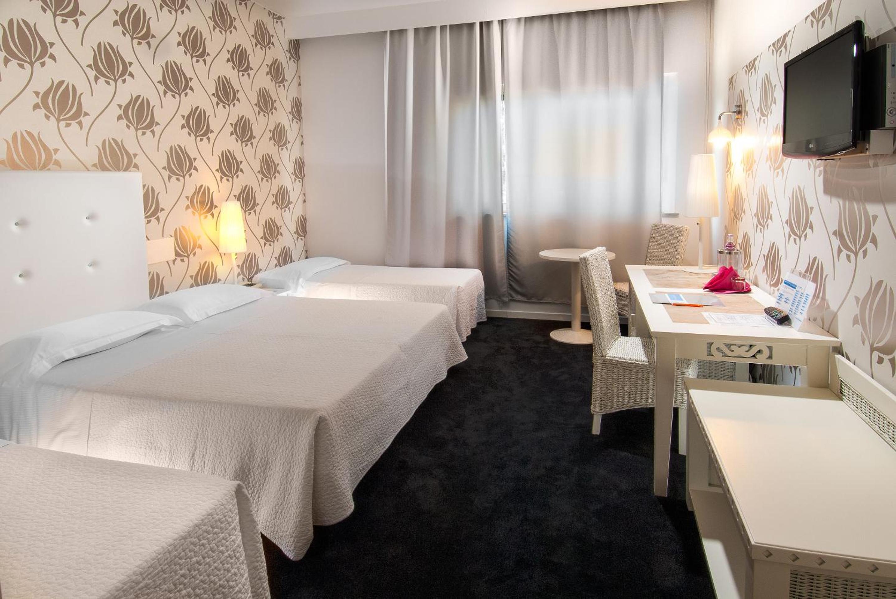 Standard Room with Street View - Photo 4