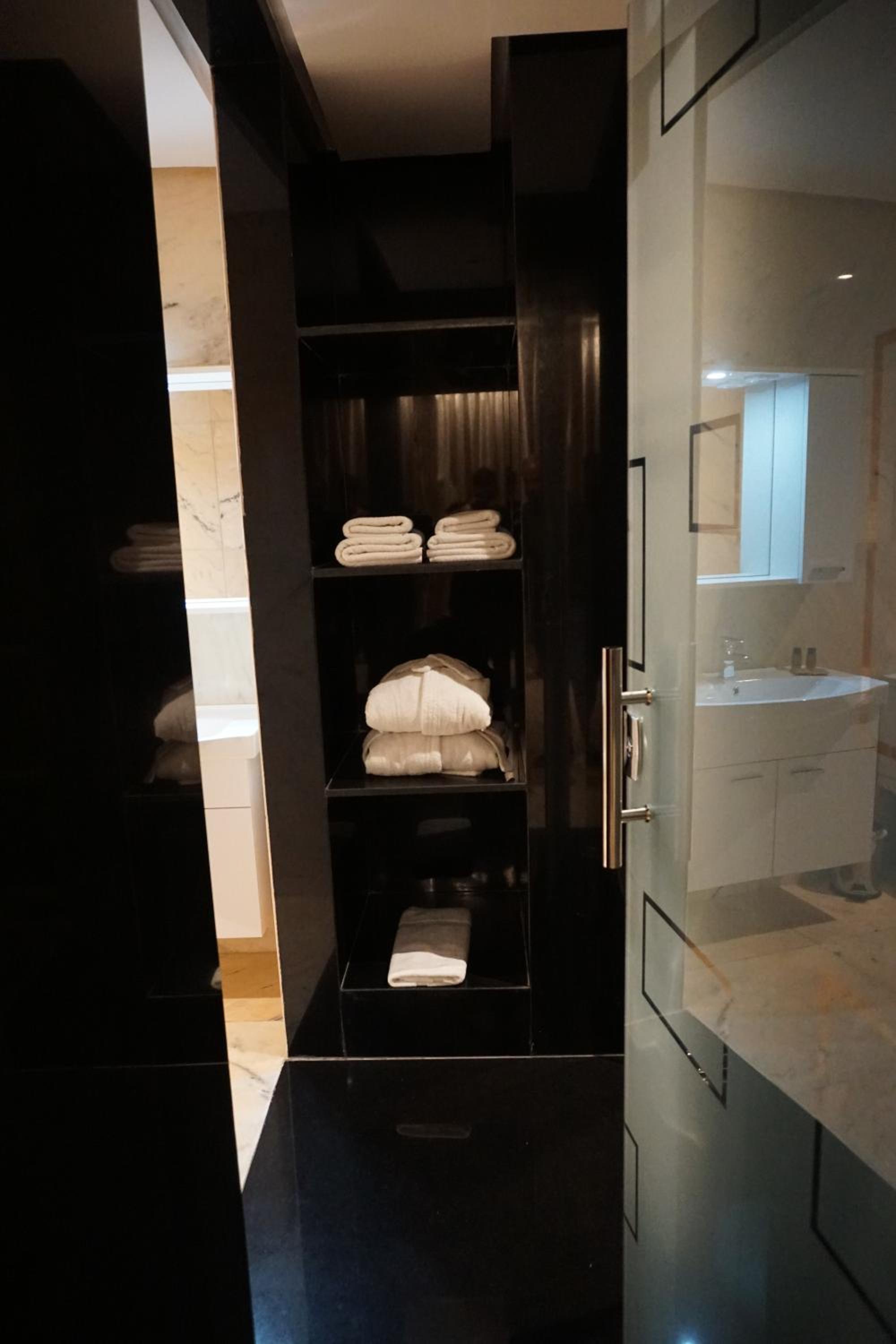 Deluxe Suite - Photo 12