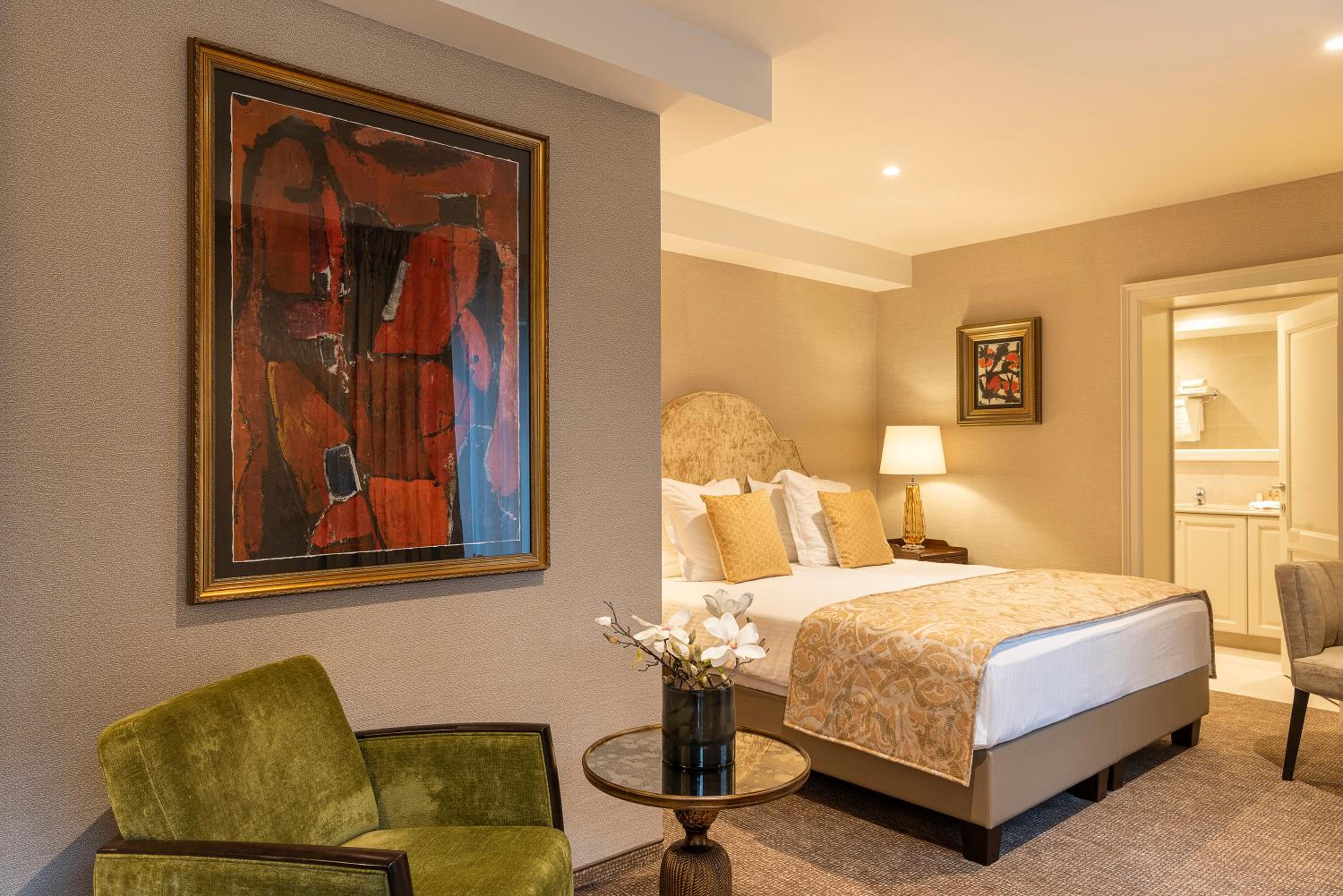 Executive Room - Photo 7