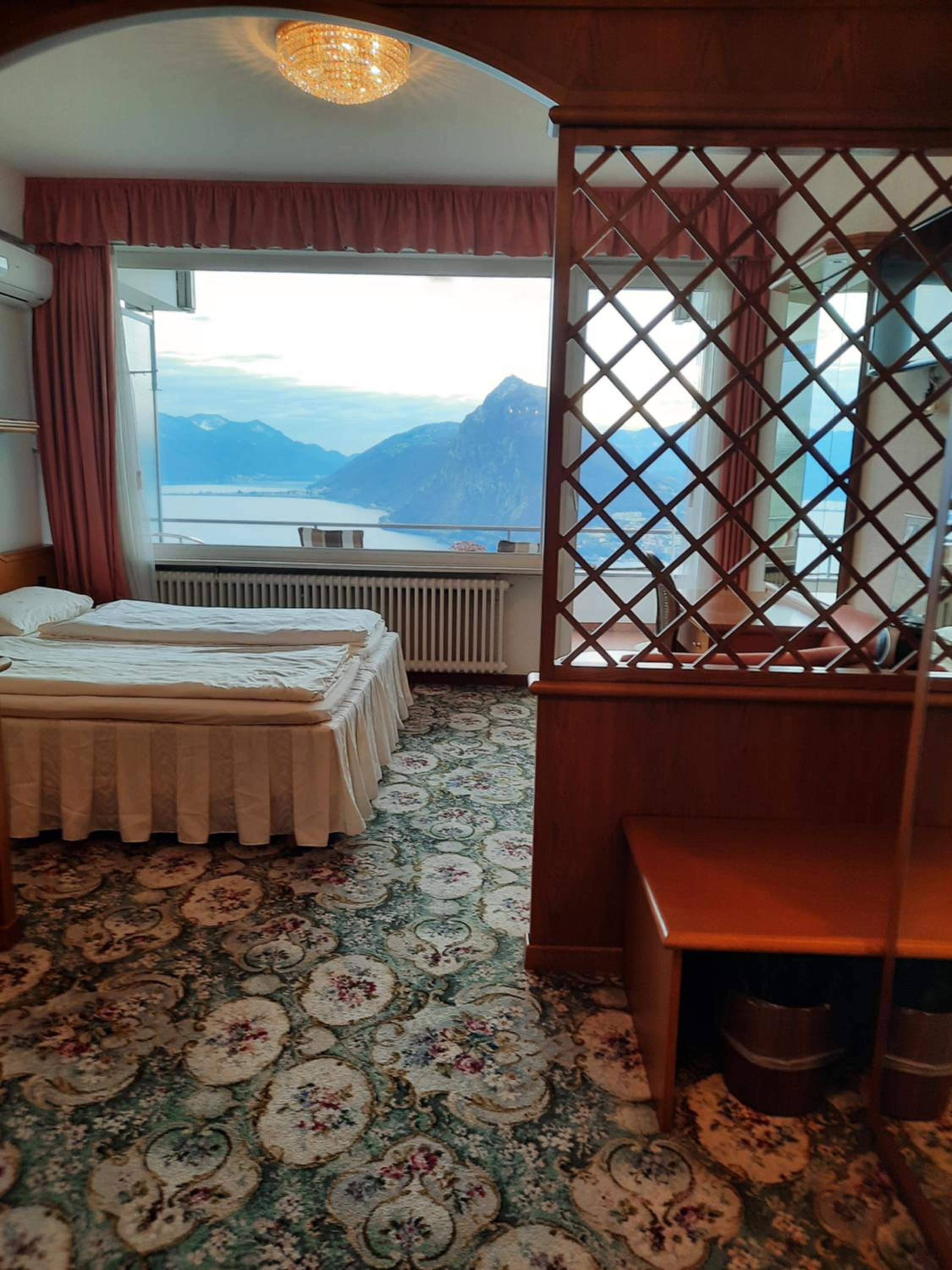 Suite with Lake View and Balcony - Photo 5
