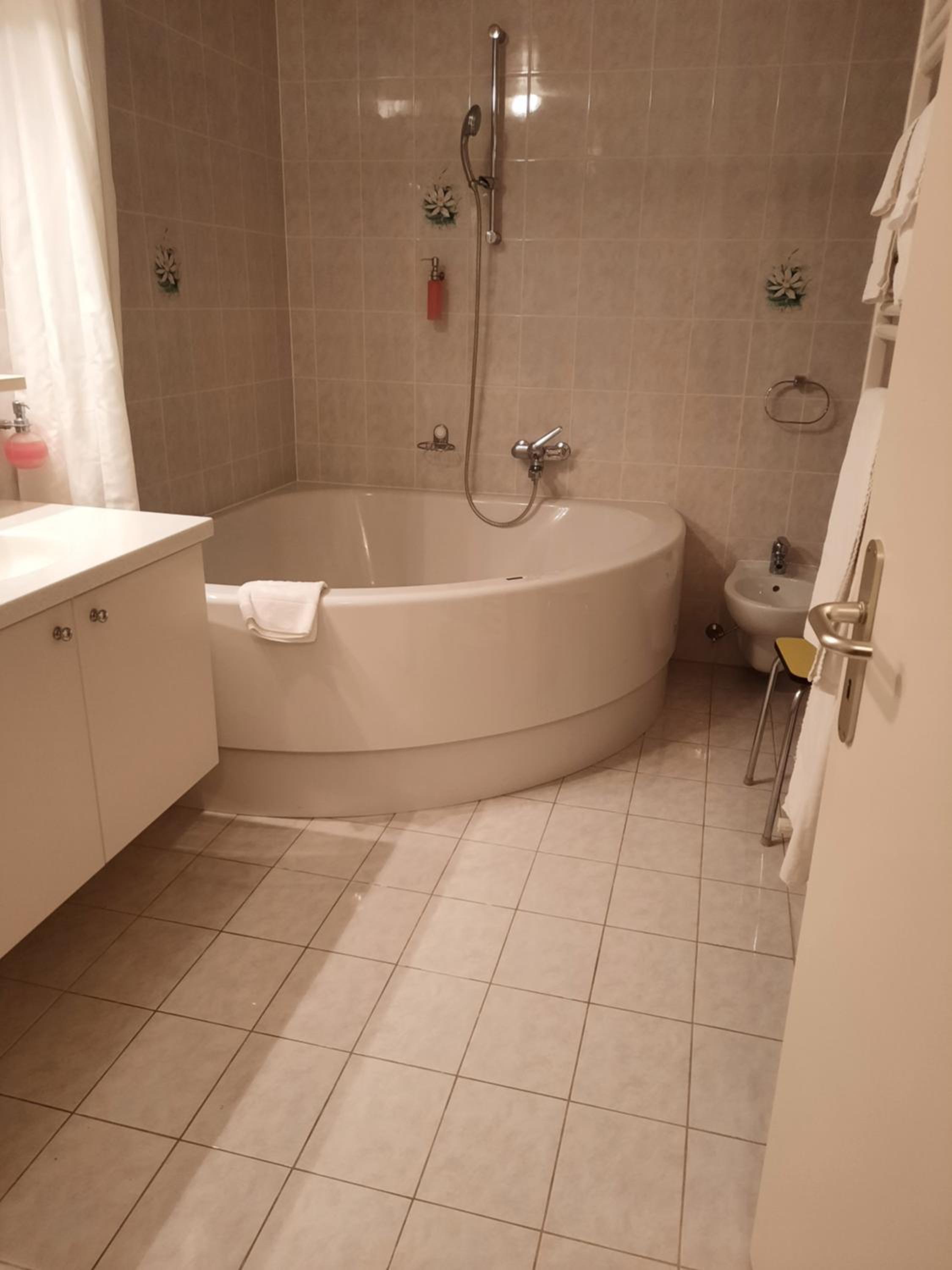 Suite with Lake View and Balcony - Photo 2
