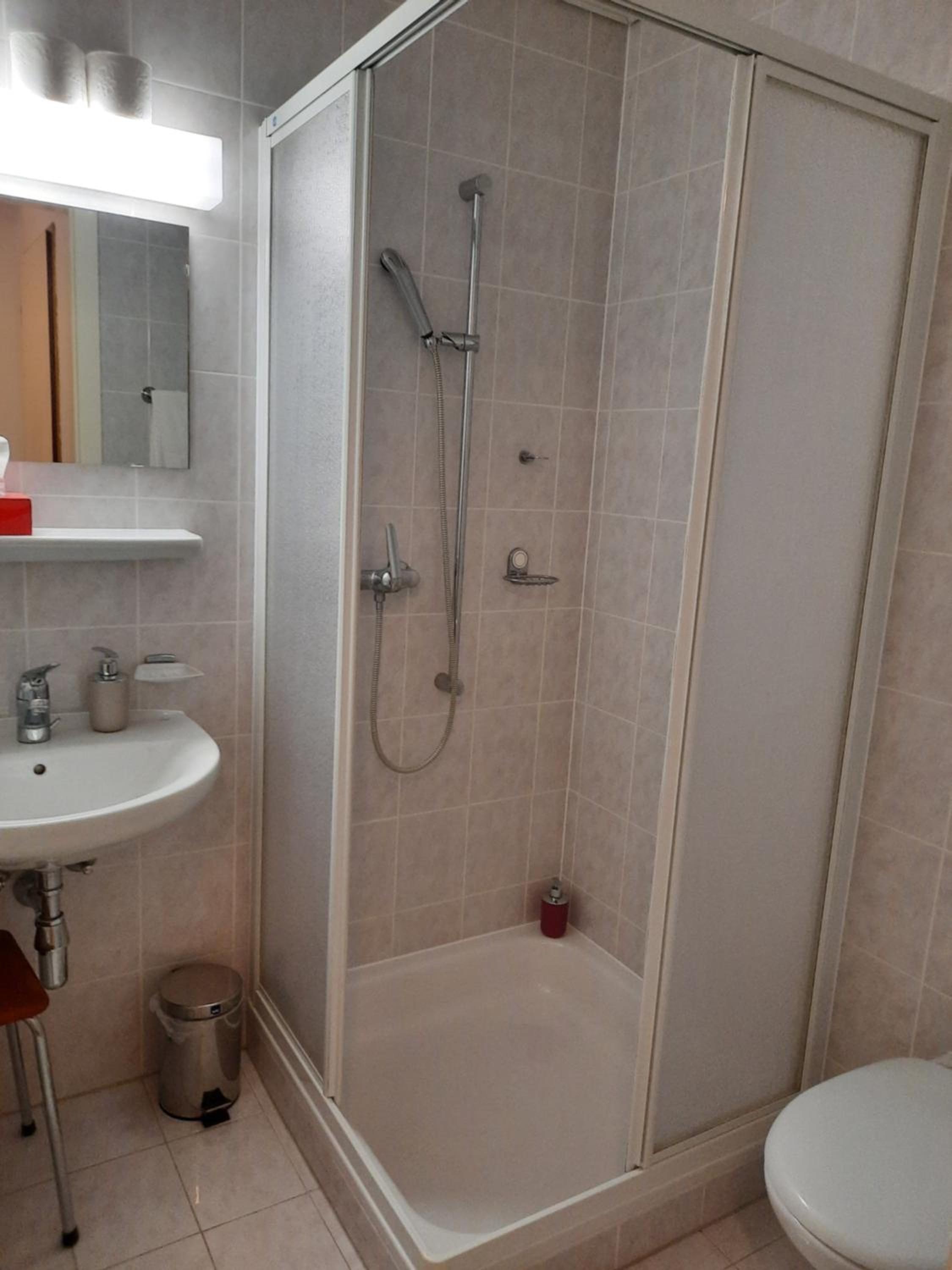Suite with Lake View and Balcony - Photo 3