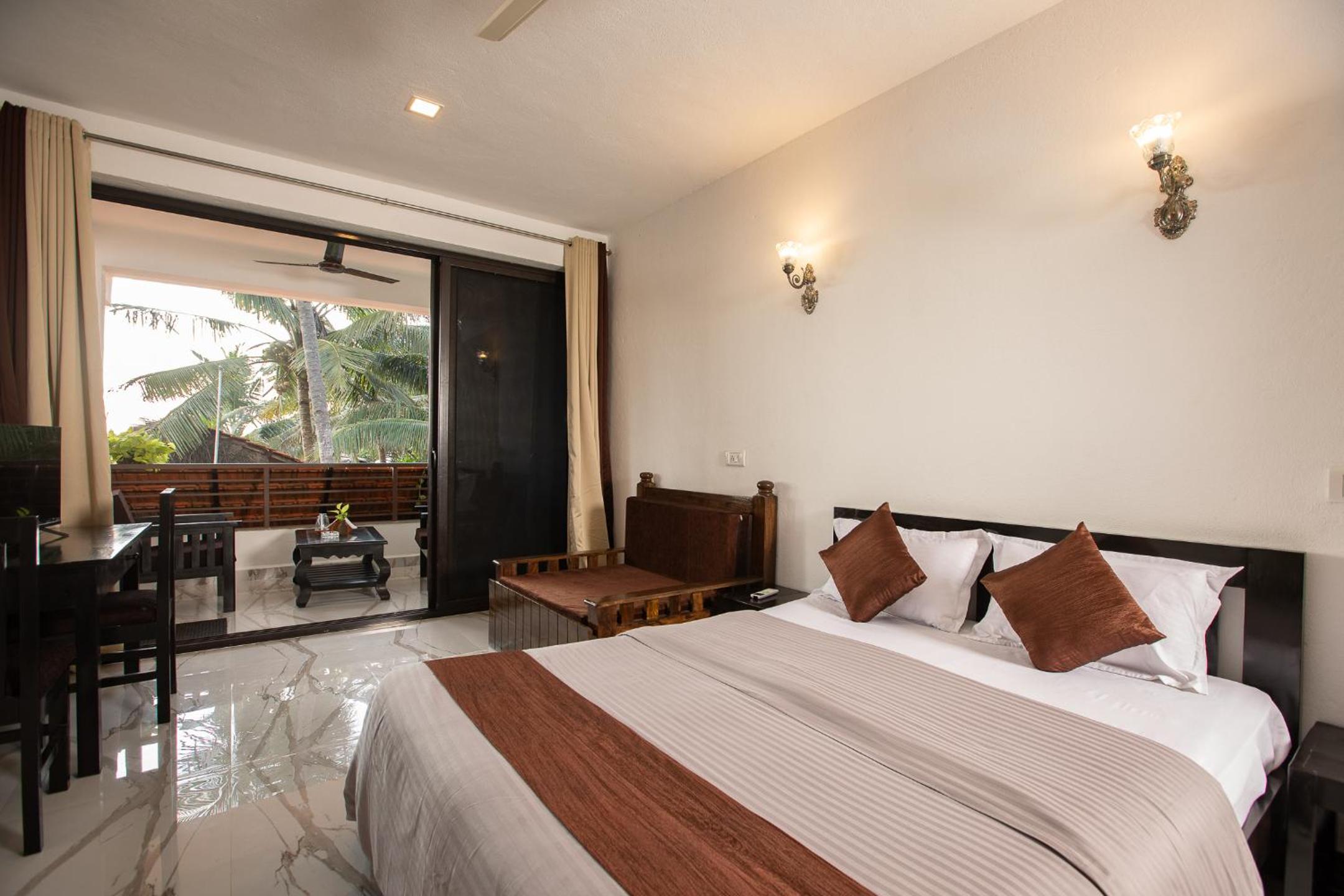 Deluxe Double Room with Side Sea View photo 2