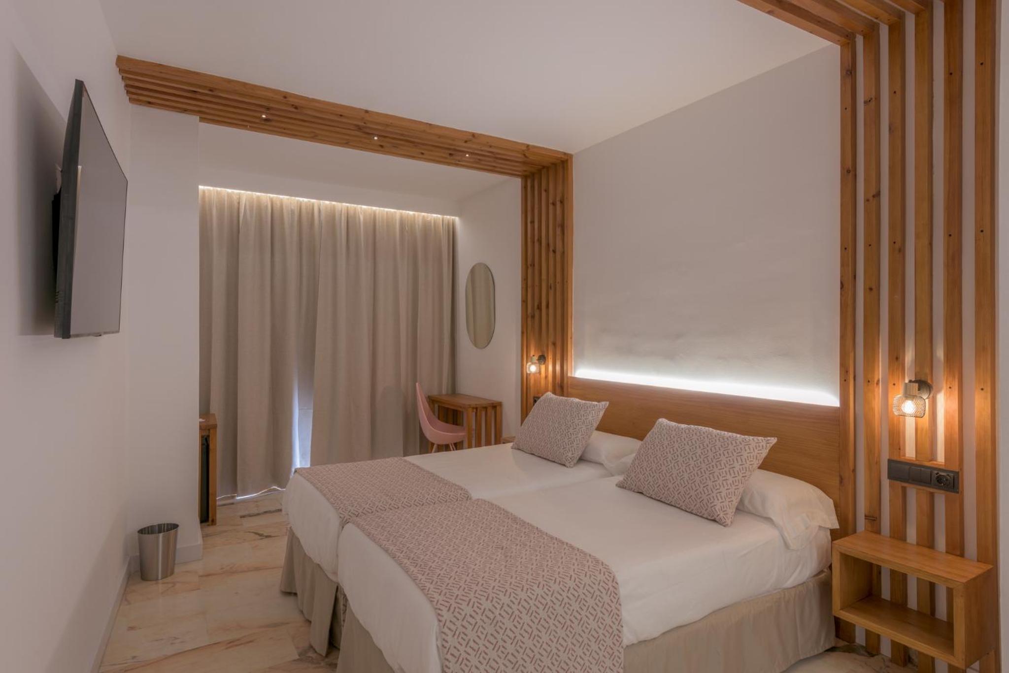 Deluxe Double Room with Balcony and Partial Sea View