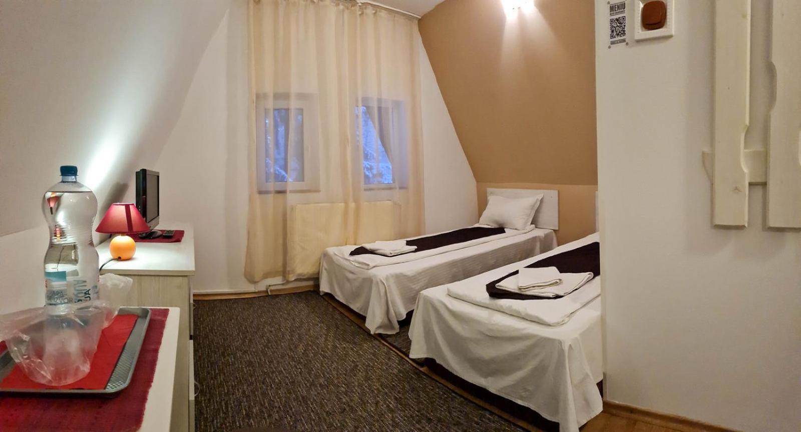 Budget Twin Room - Attic - Photo 6