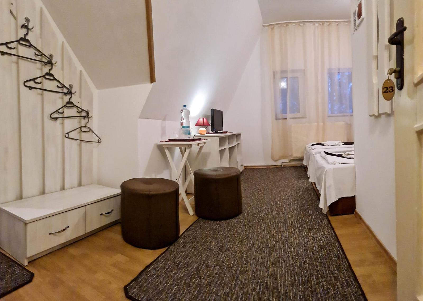Budget Twin Room - Attic - Photo 7