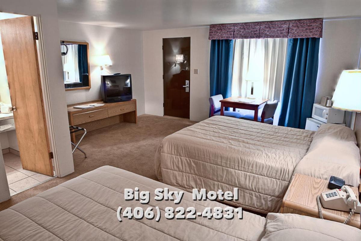 Queen Room with Two Queen Beds photo 3
