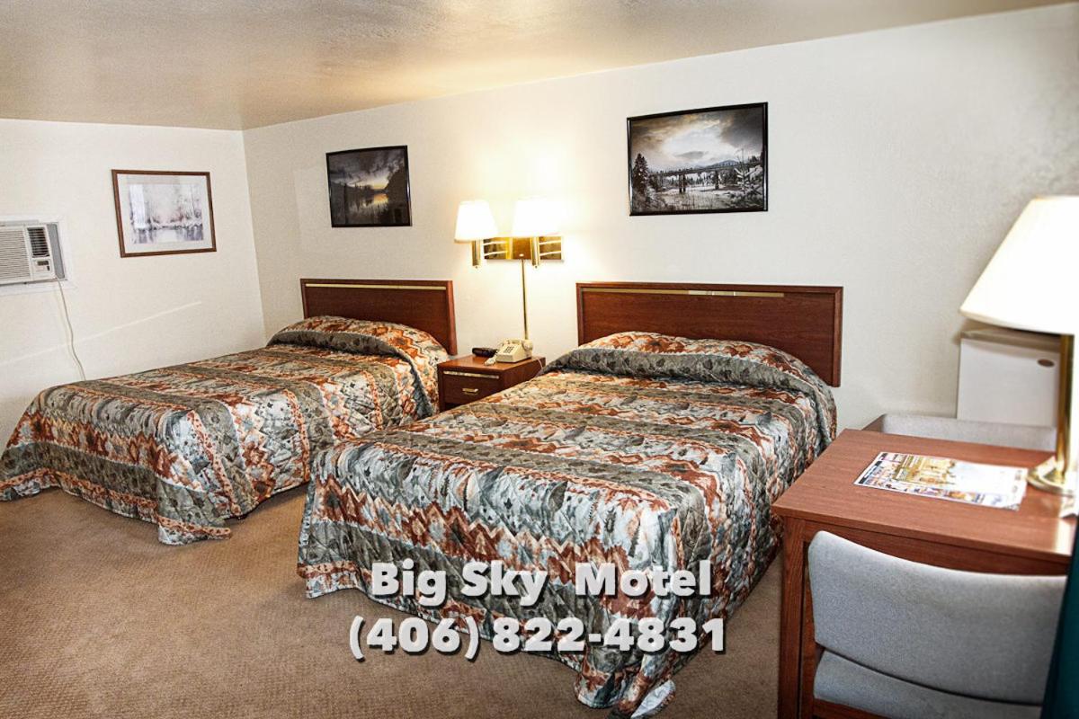 Queen Room with Two Queen Beds photo 2