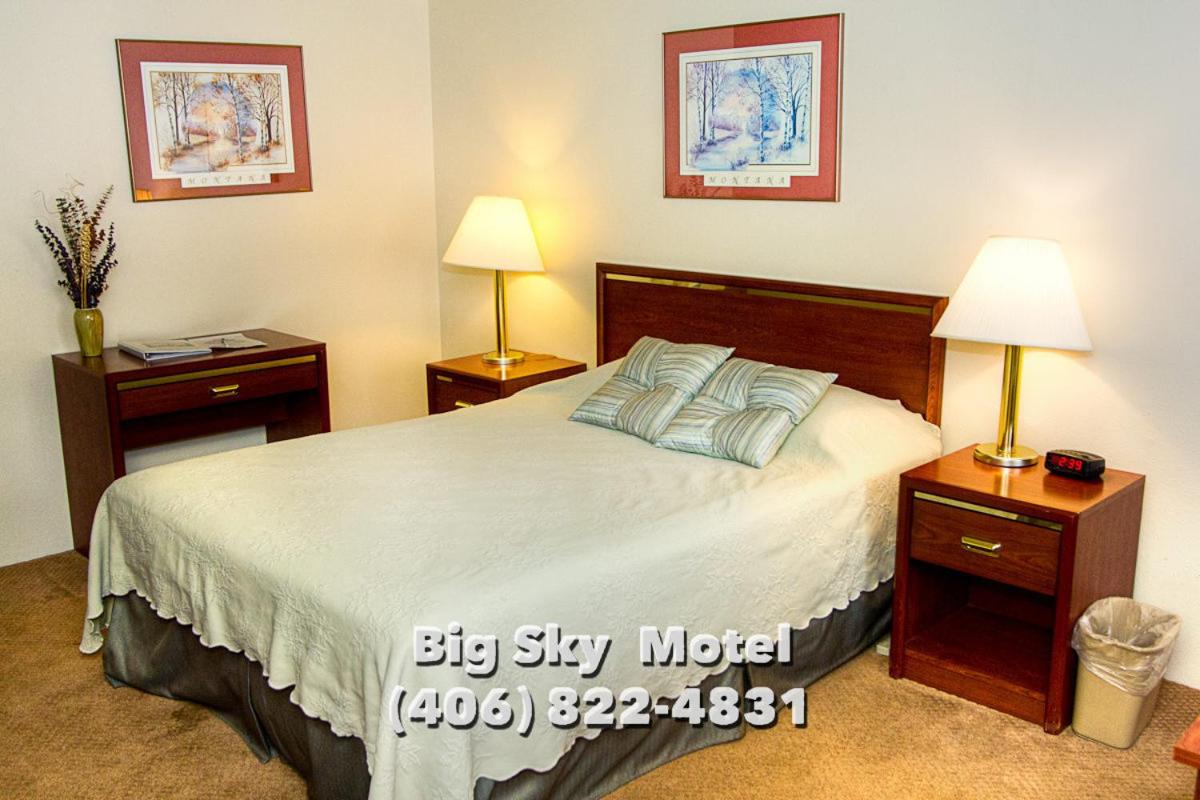 Queen Room photo 2
