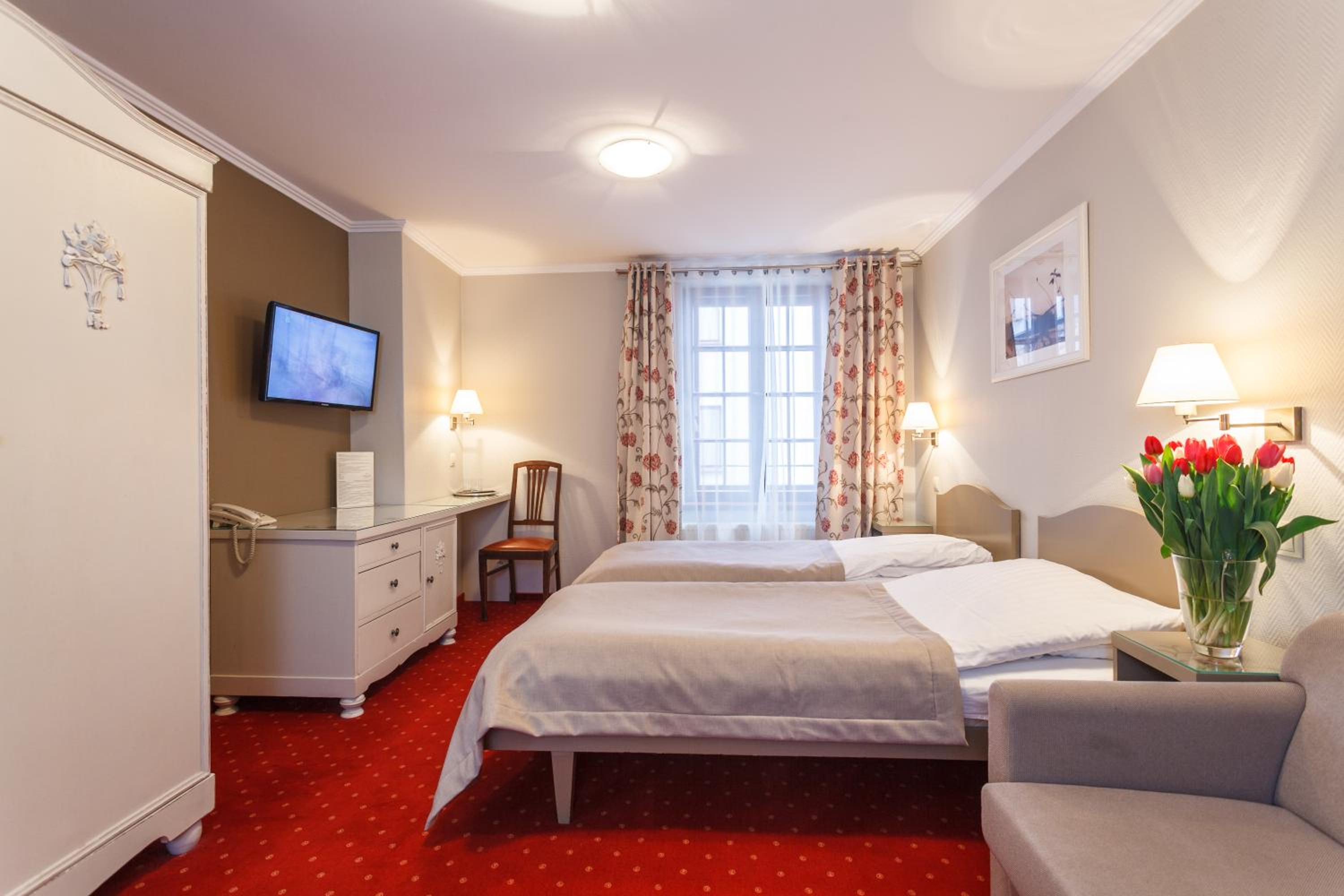 Twin Room - Photo 11
