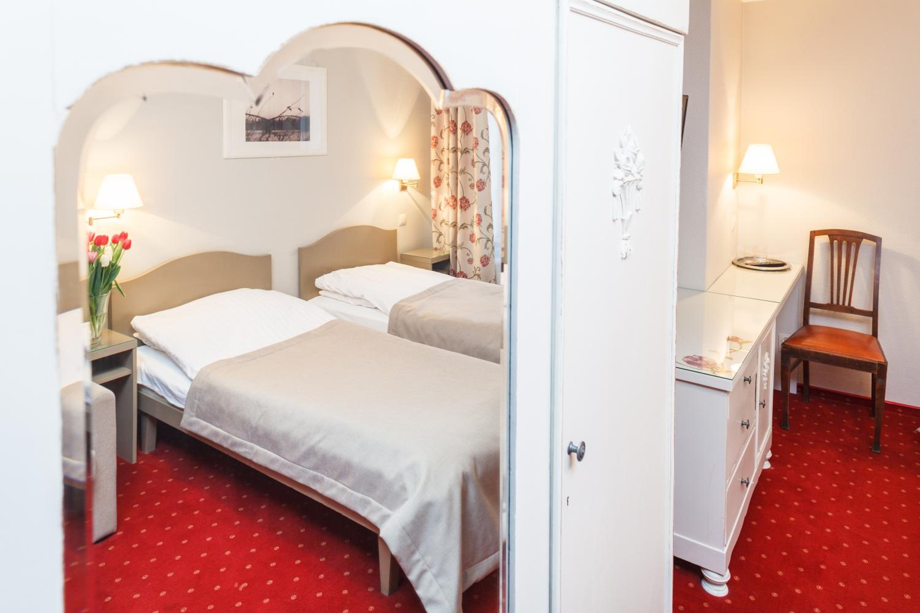 Twin Room - Photo 12
