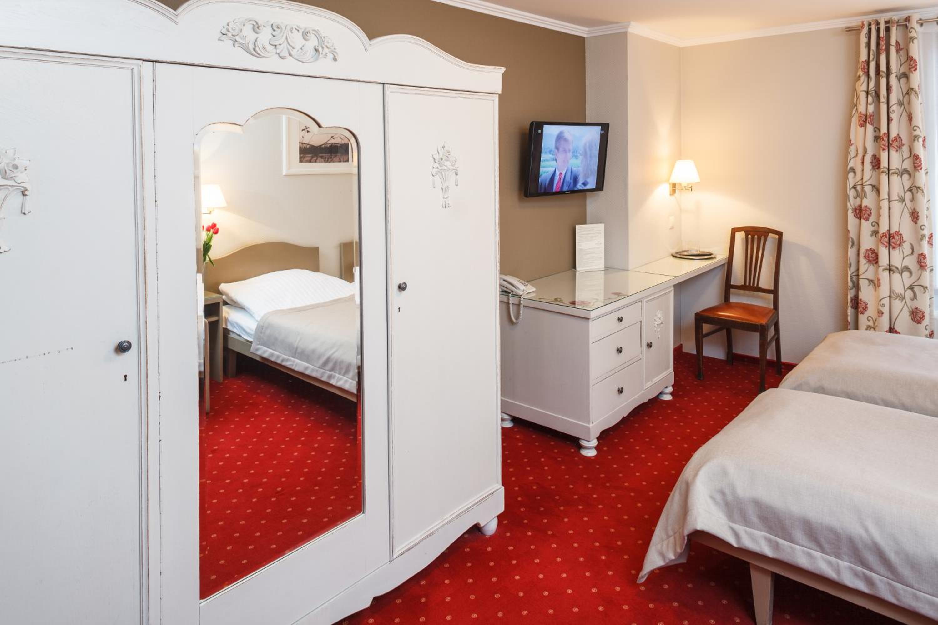 Twin Room - Photo 9