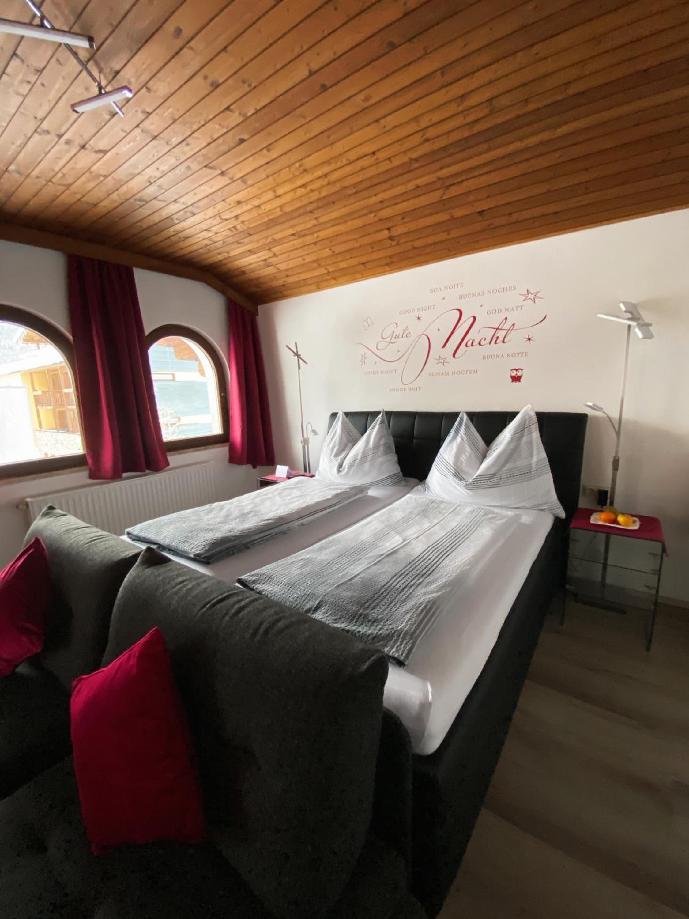 Deluxe Double Room (2 Adults + 1 Child) photo 1