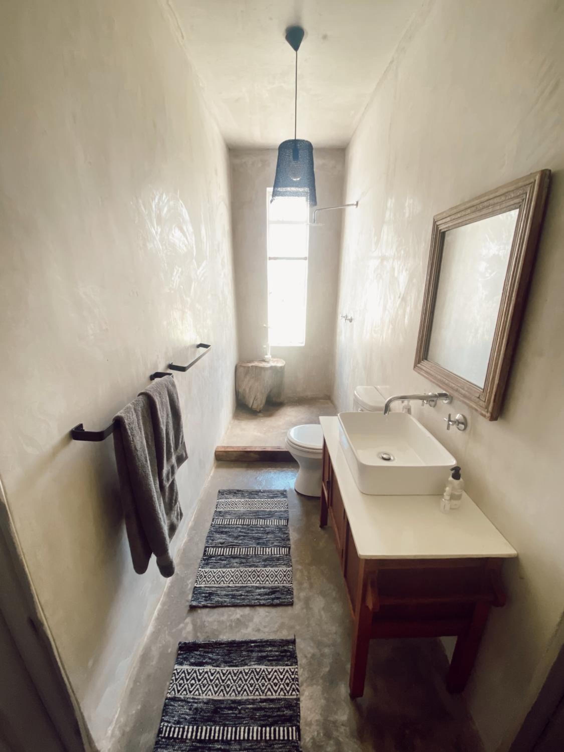 Five-Bedroom House - Photo 2