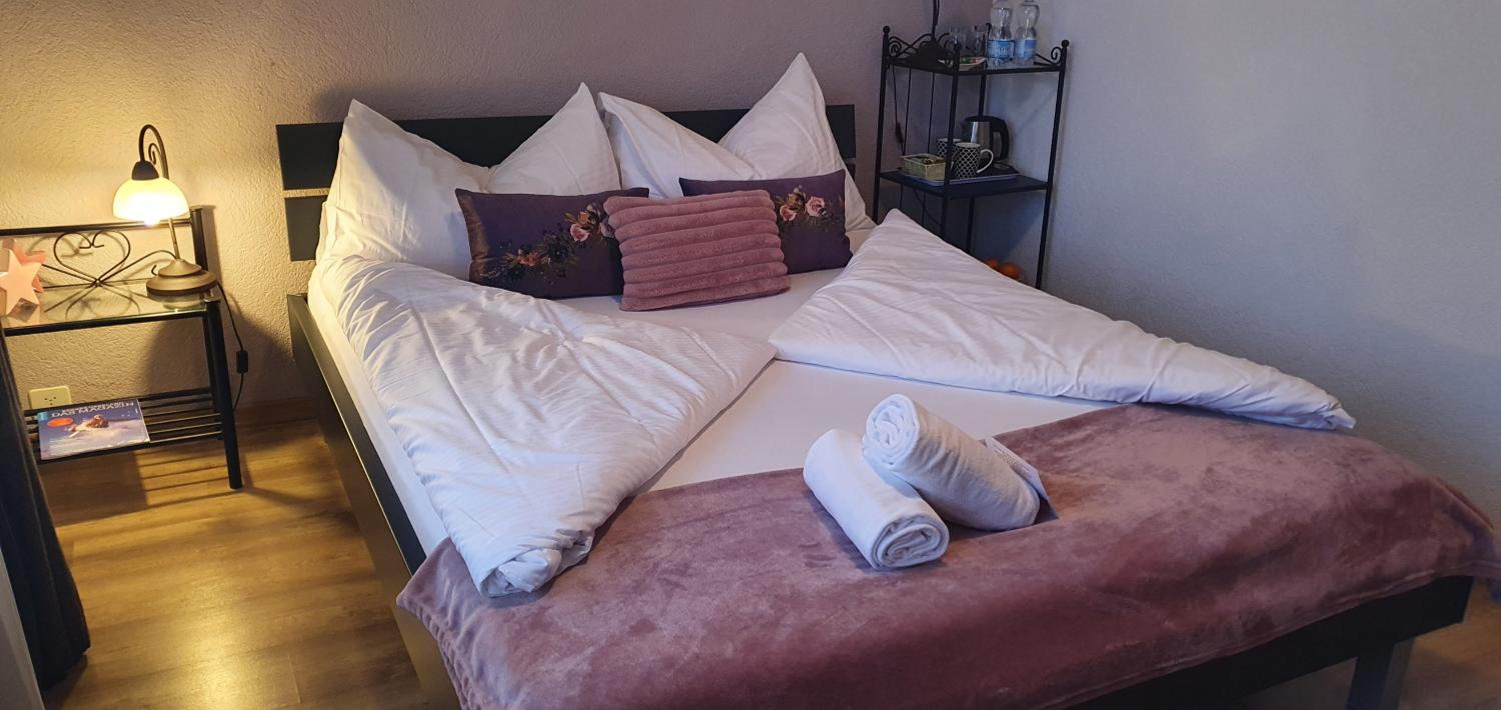 Double Room with Balcony - Photo 8