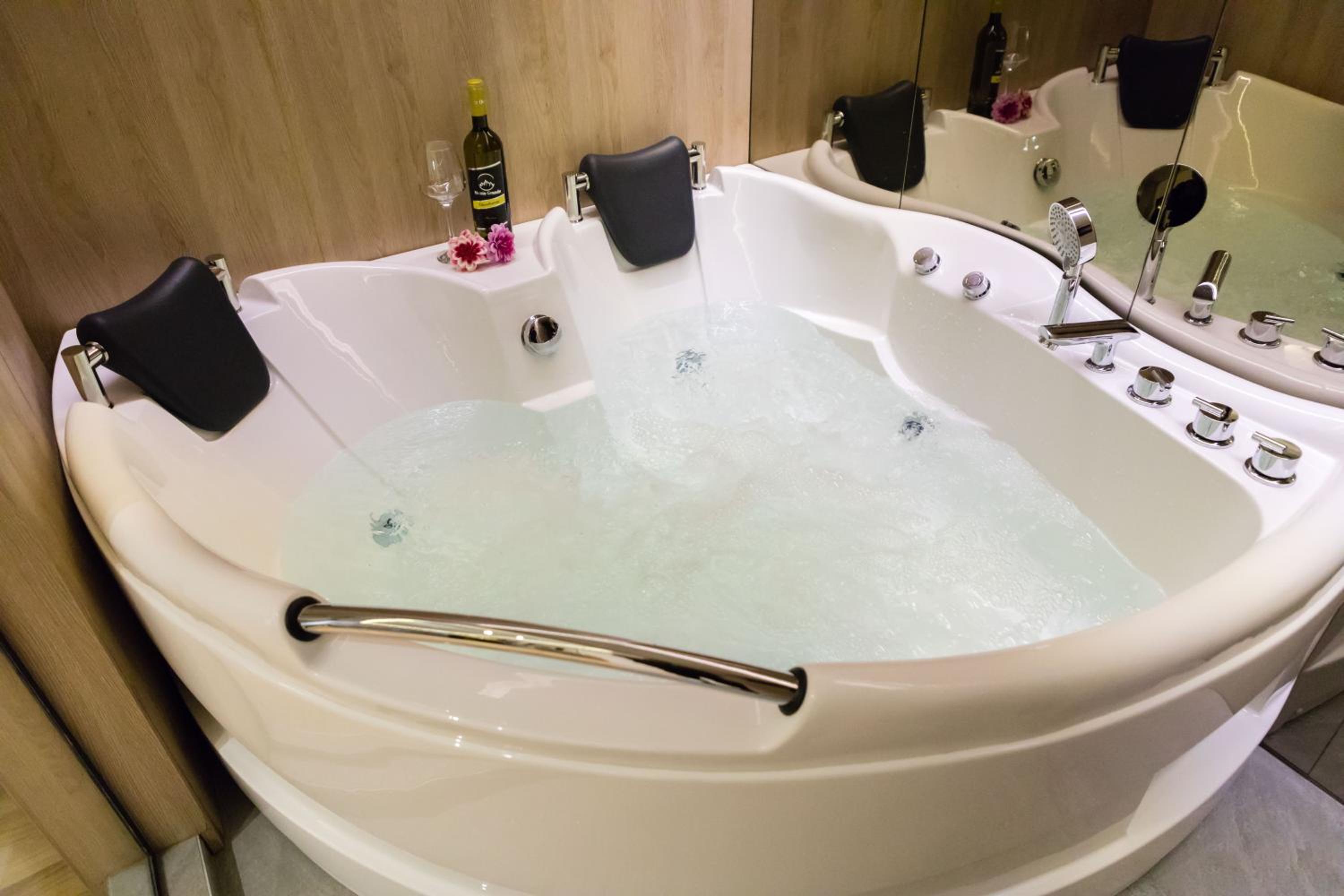Queen Suite with Spa Bath photo 3