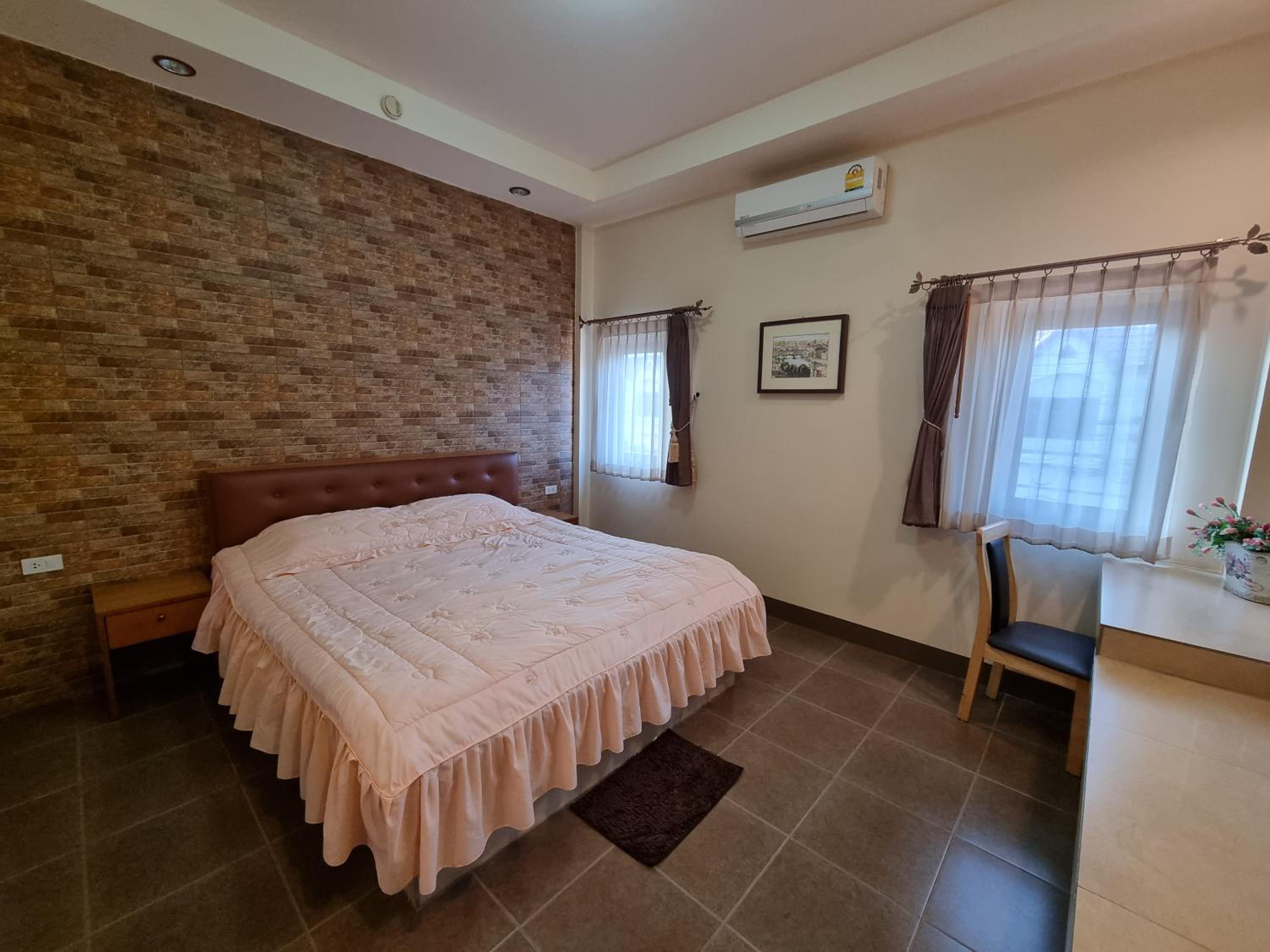 Standard King Room - Photo 10