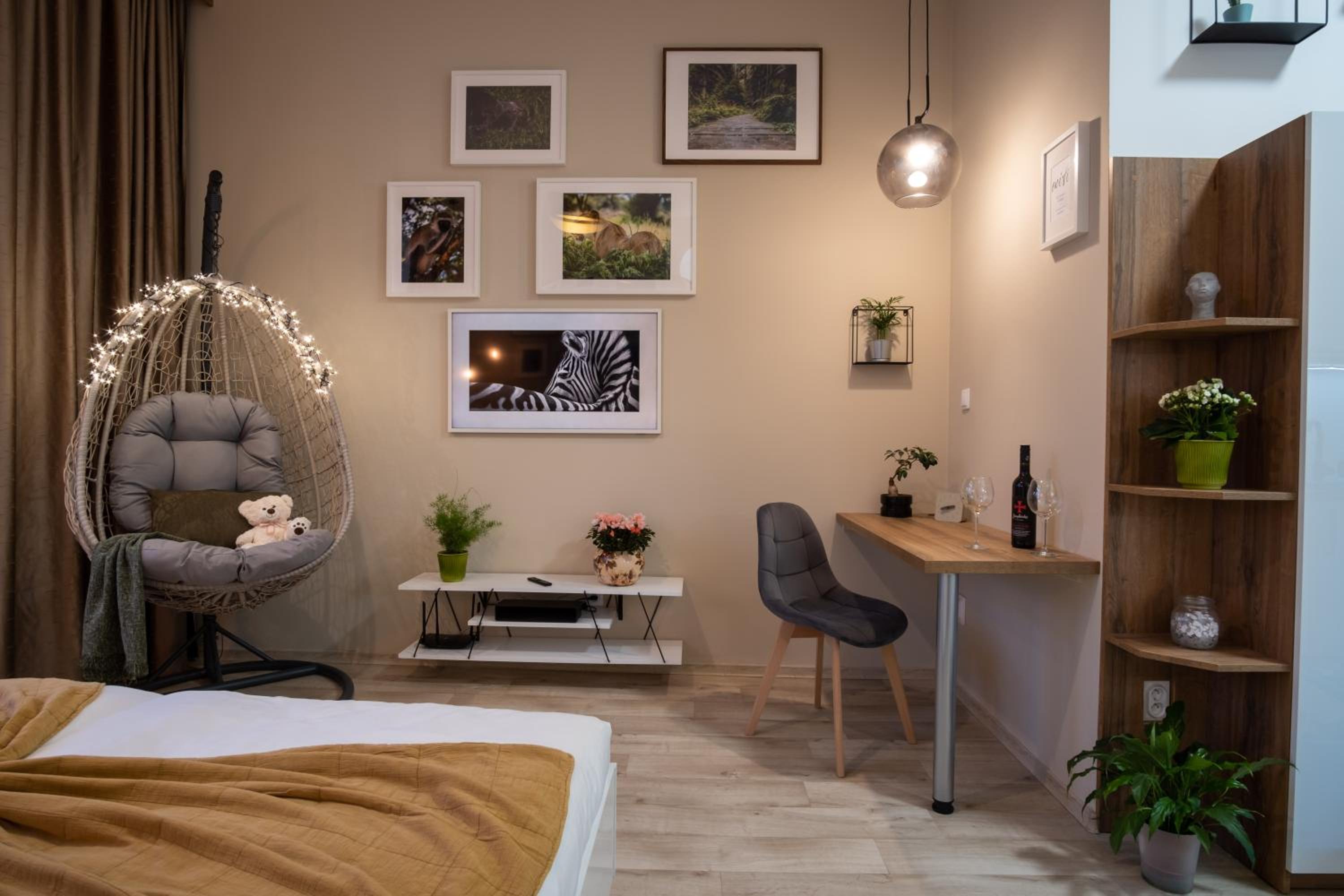 One-Bedroom Apartment - Photo 2