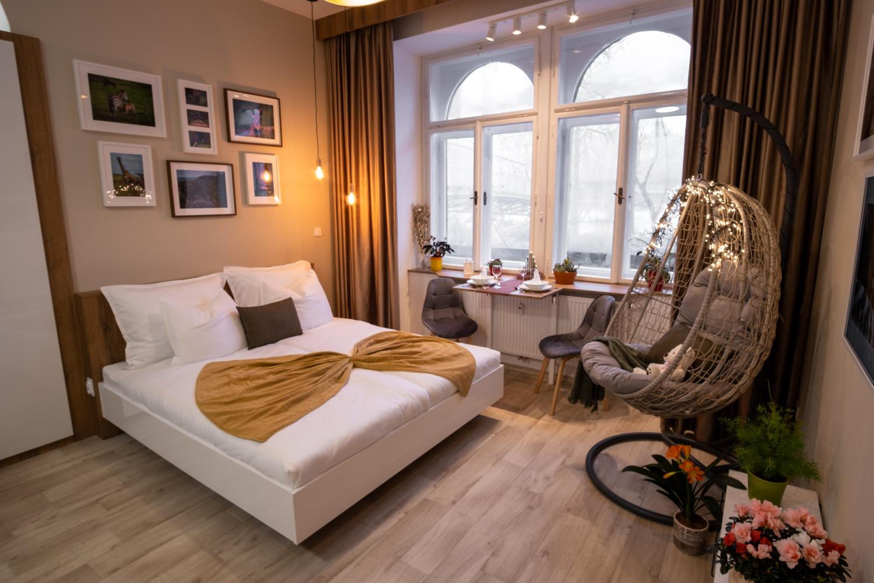 One-Bedroom Apartment - Photo 1