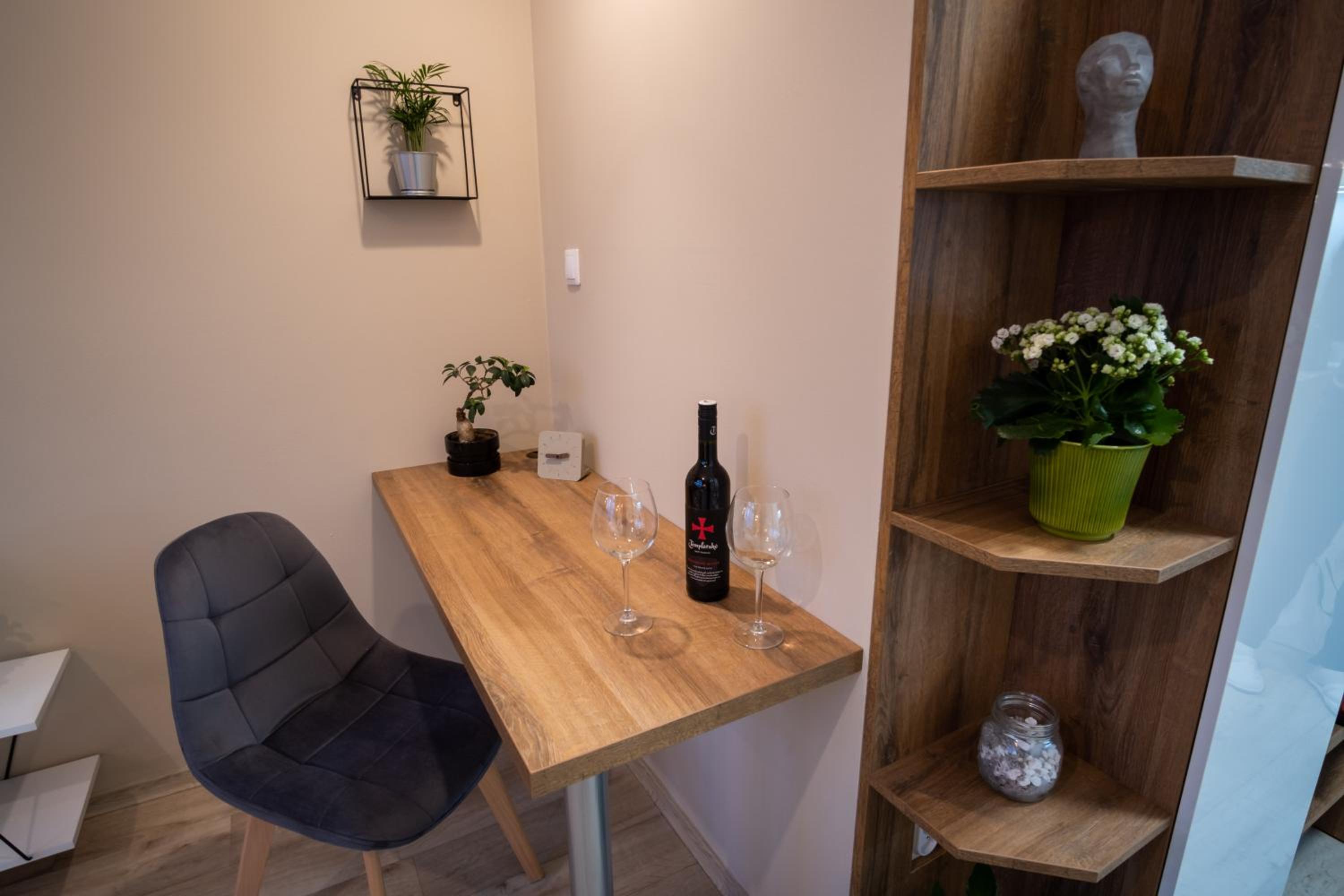 One-Bedroom Apartment - Photo 3