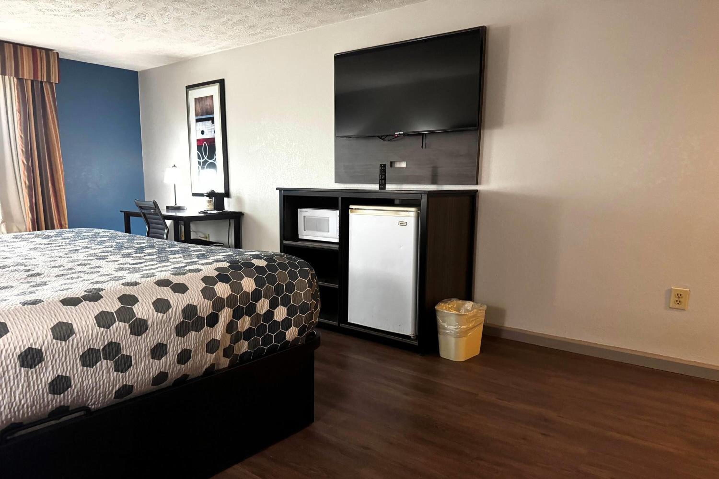 King Room with Bathtub - Mobility Accessible/Smoking