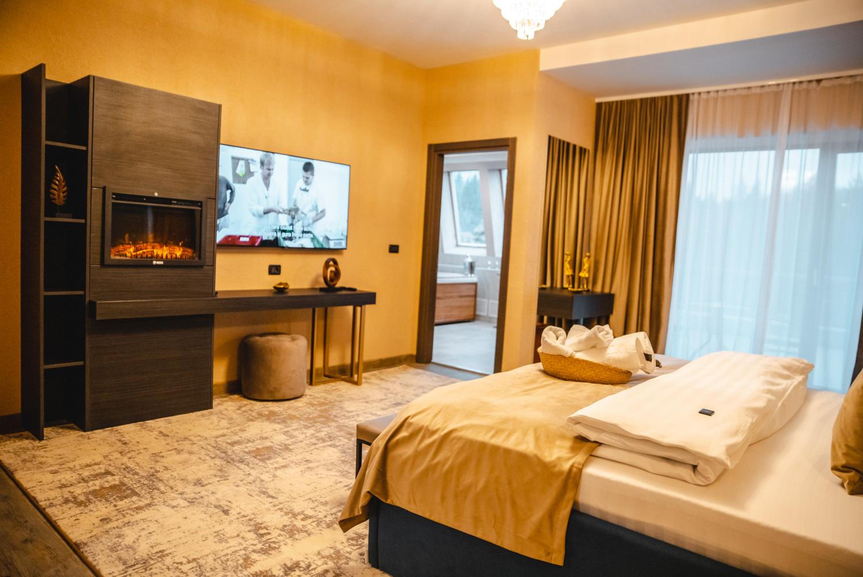 Deluxe Double Room with Hot Tube & Mountain View - Photo 1