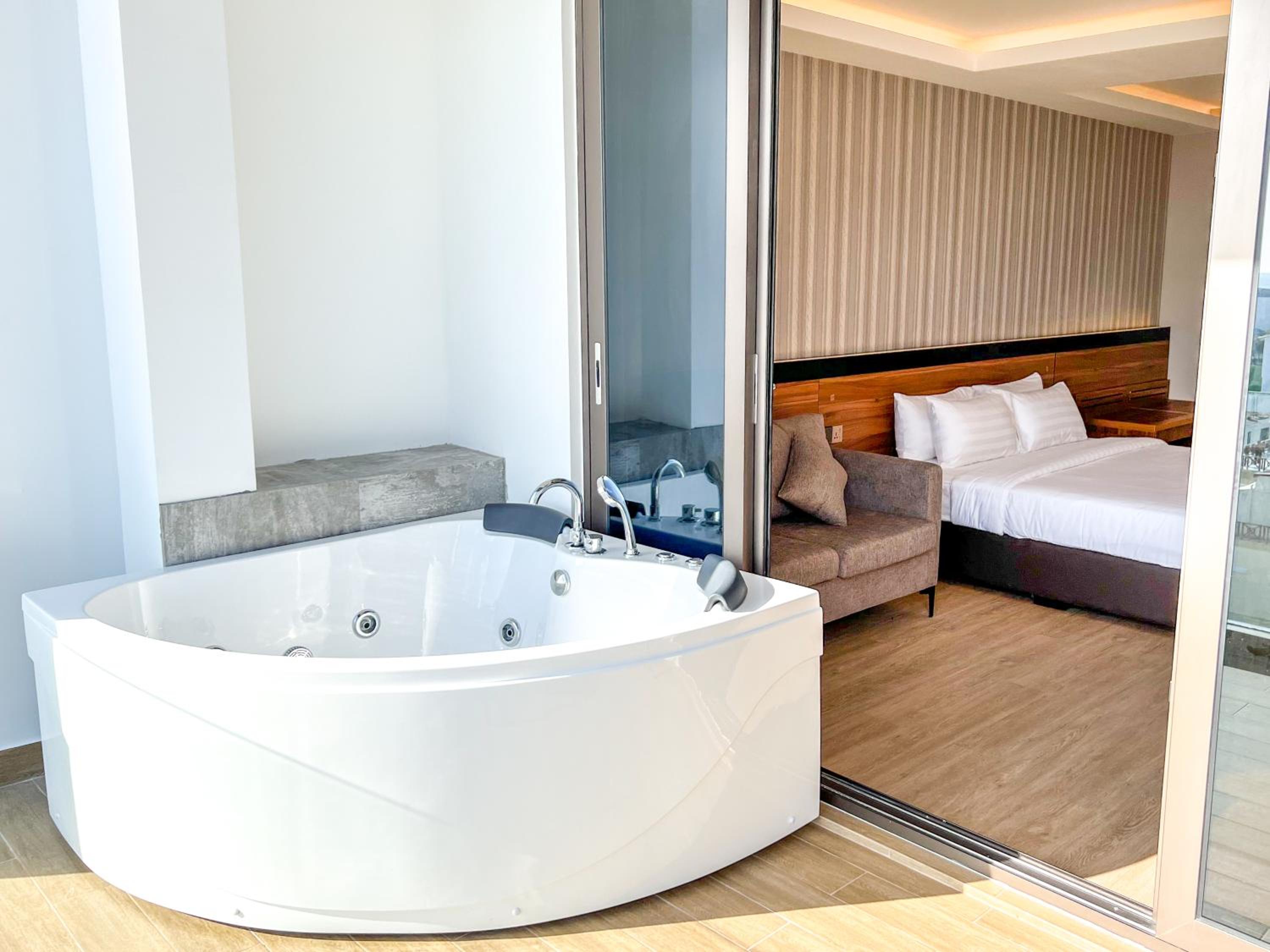 King Suite with Jacuzzi  photo 1
