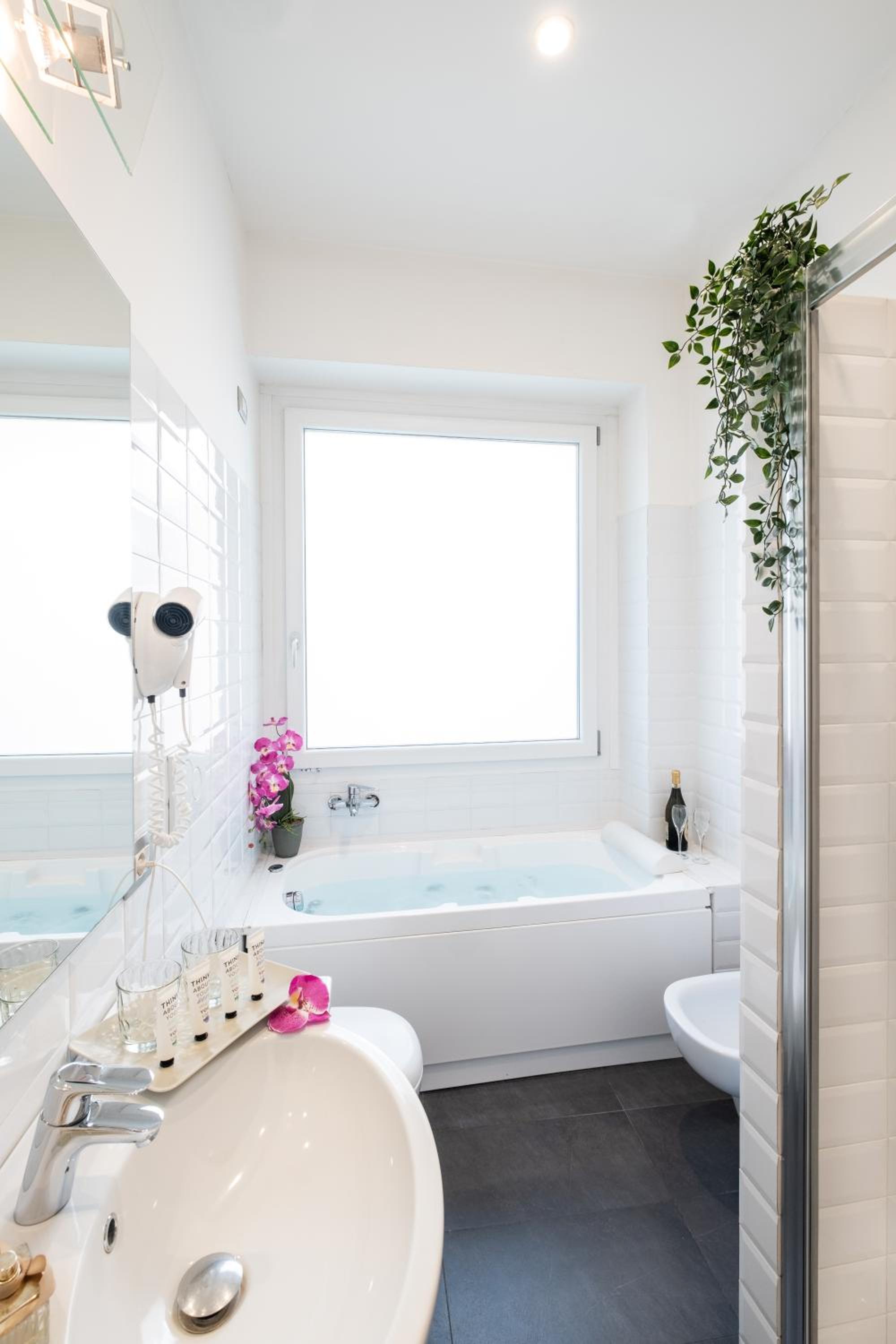 Deluxe Room with Single Spa Bath photo 2