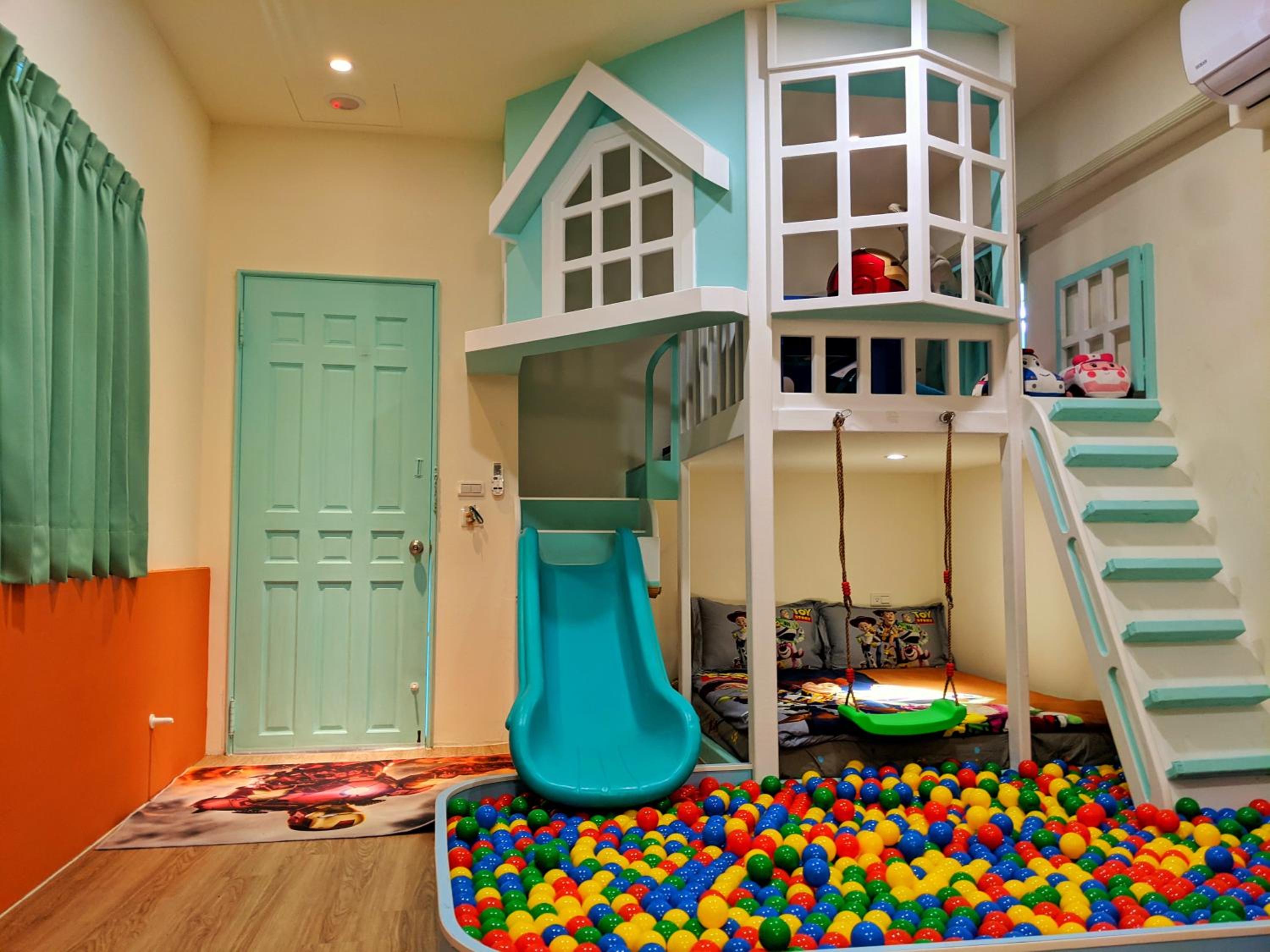Family Room photo 3