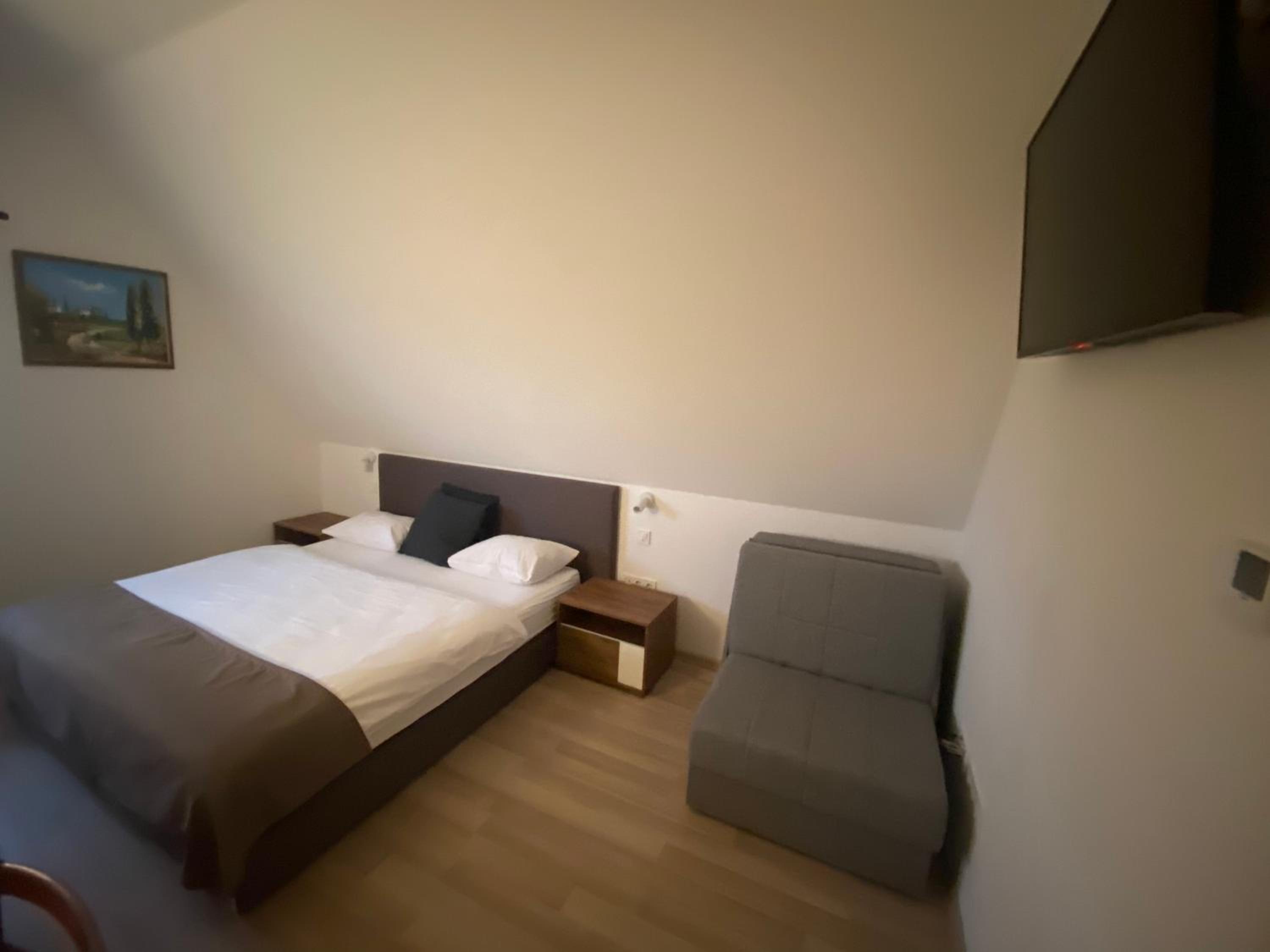 Deluxe Double Room - Photo 9