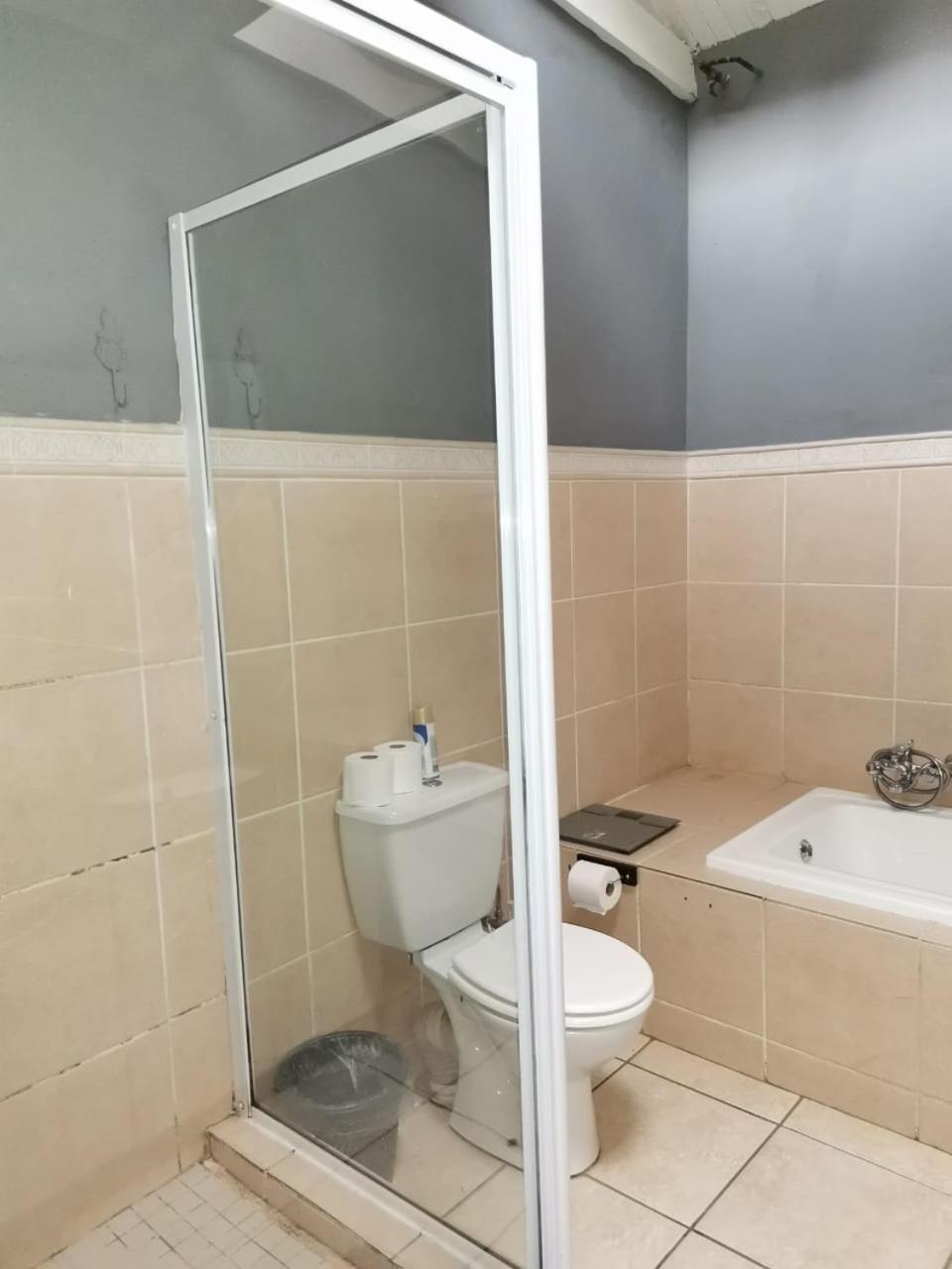 Economy Double Room - Photo 12