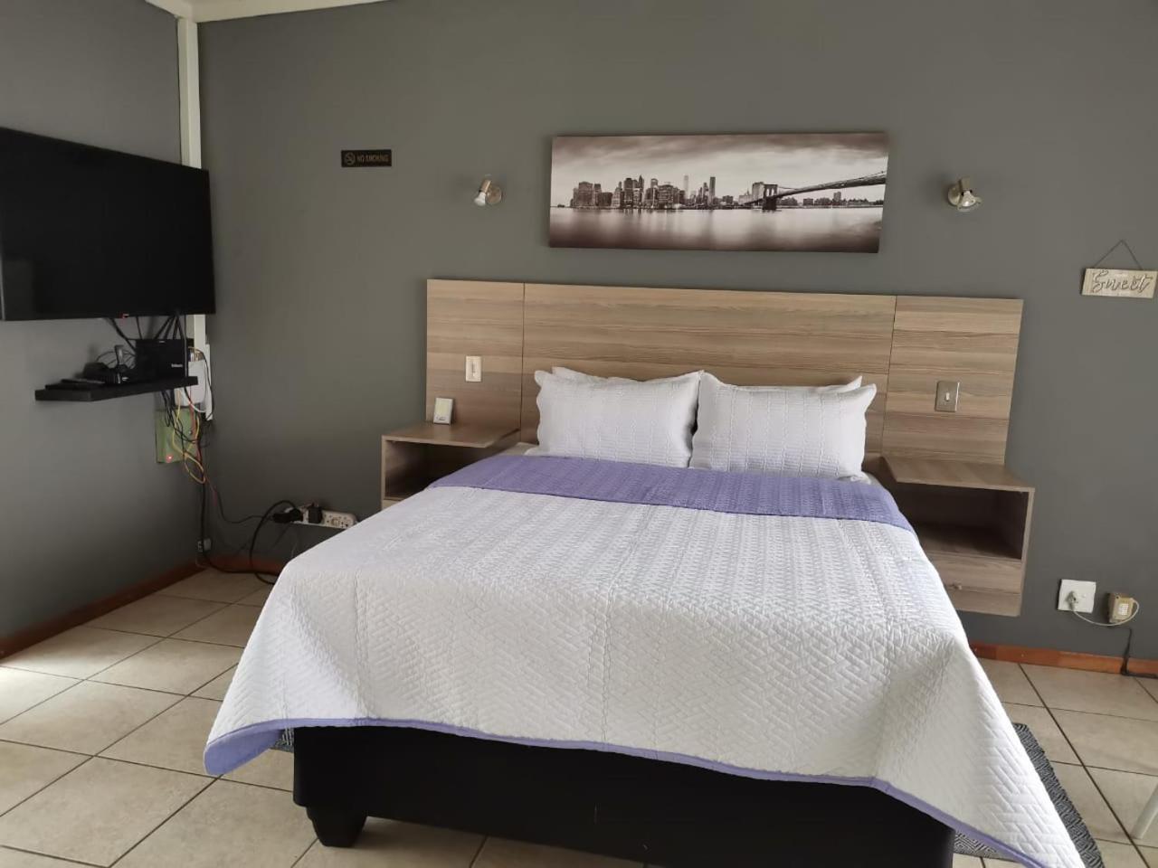 Economy Double Room - Photo 8