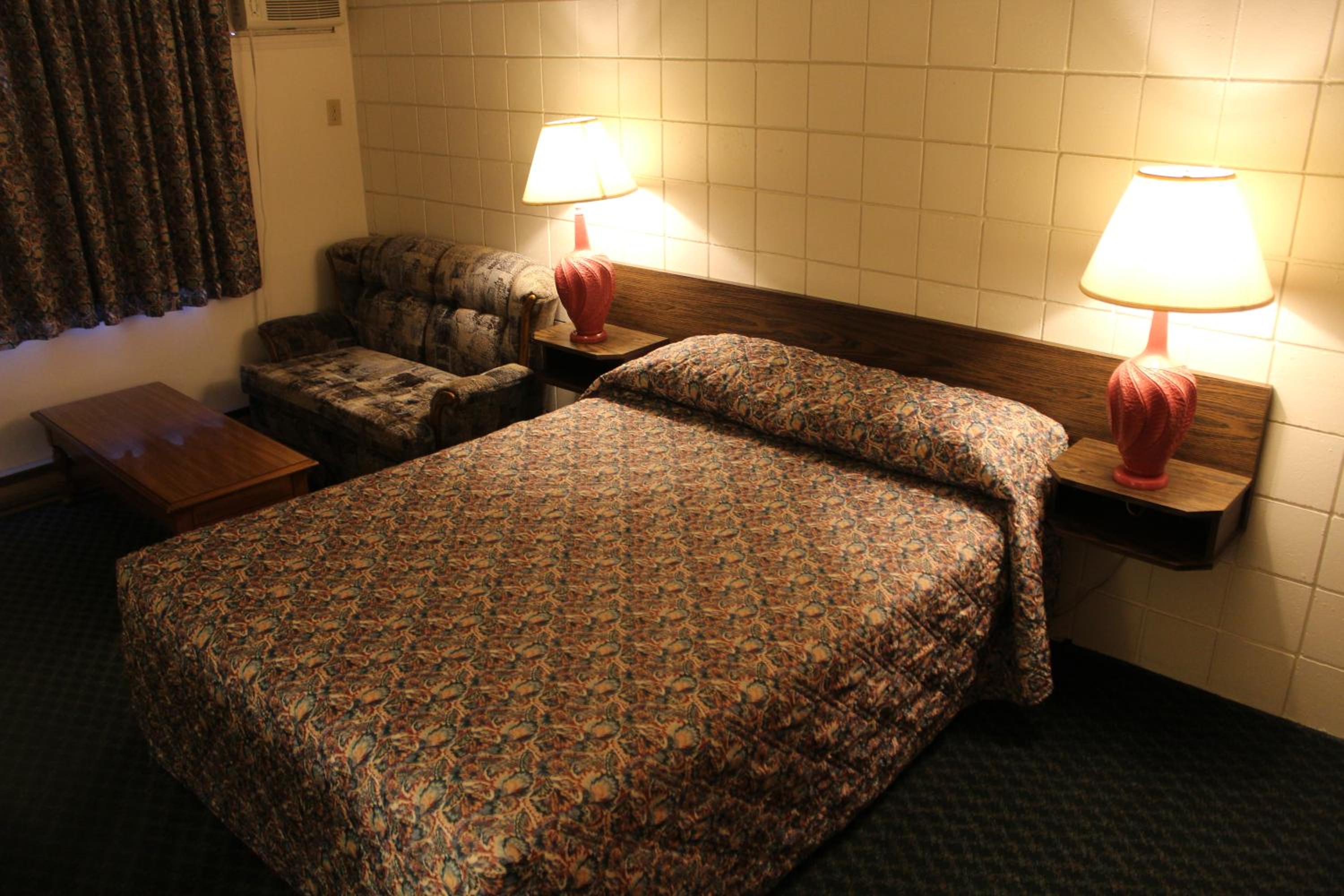 Queen Room photo 2