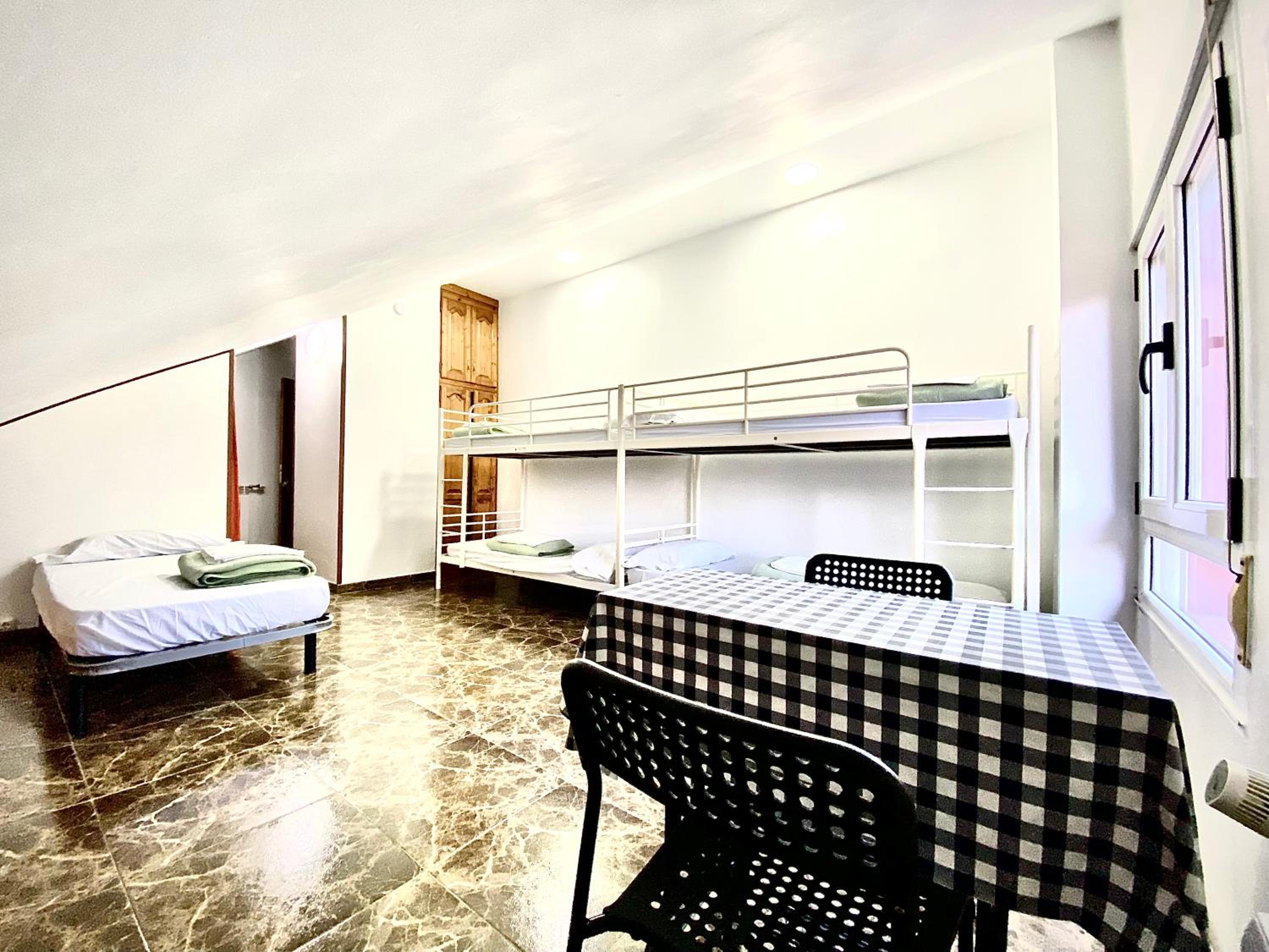 Habitación familiar con baño compartido