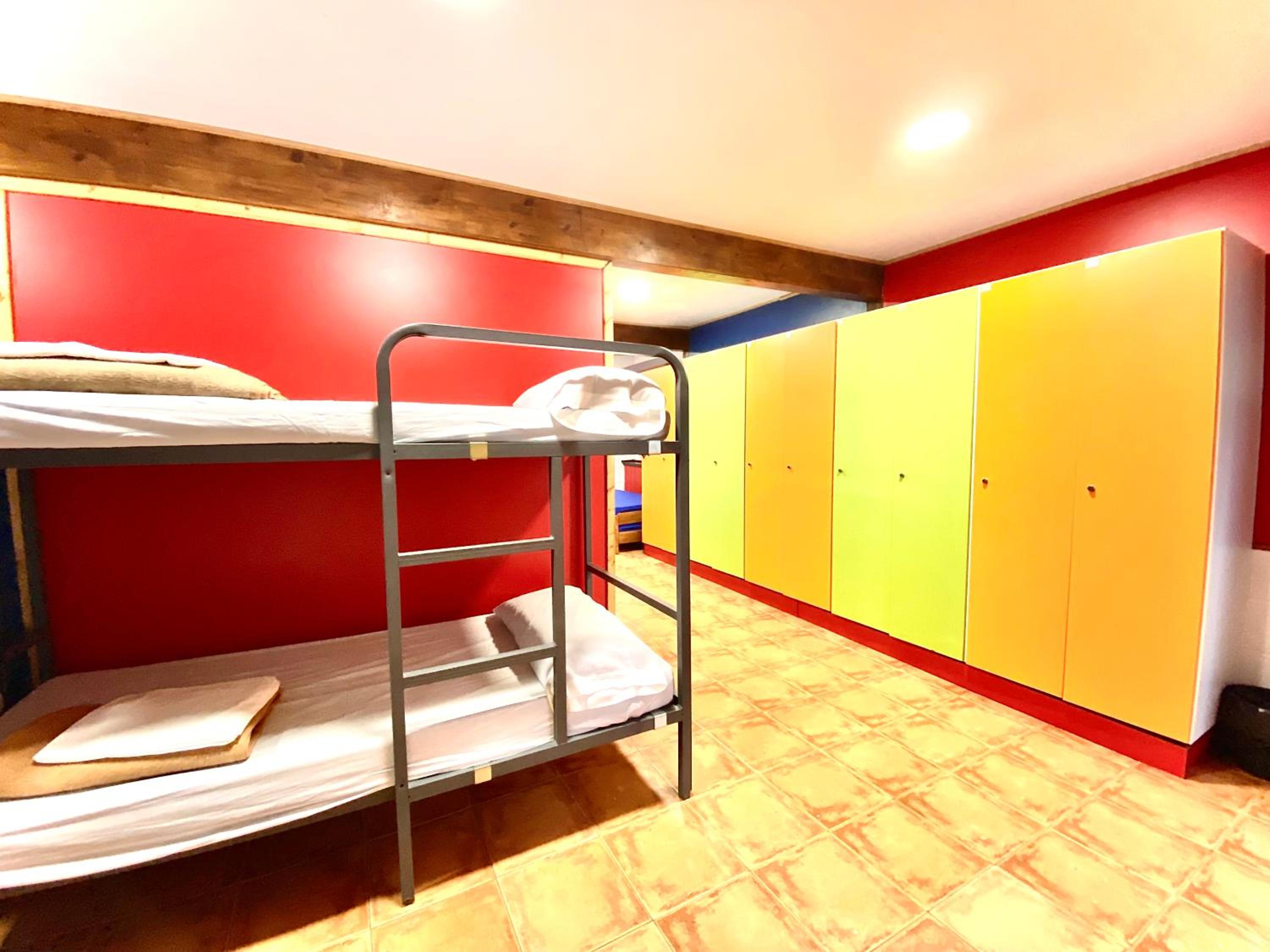 Cama individual en habitación compartida